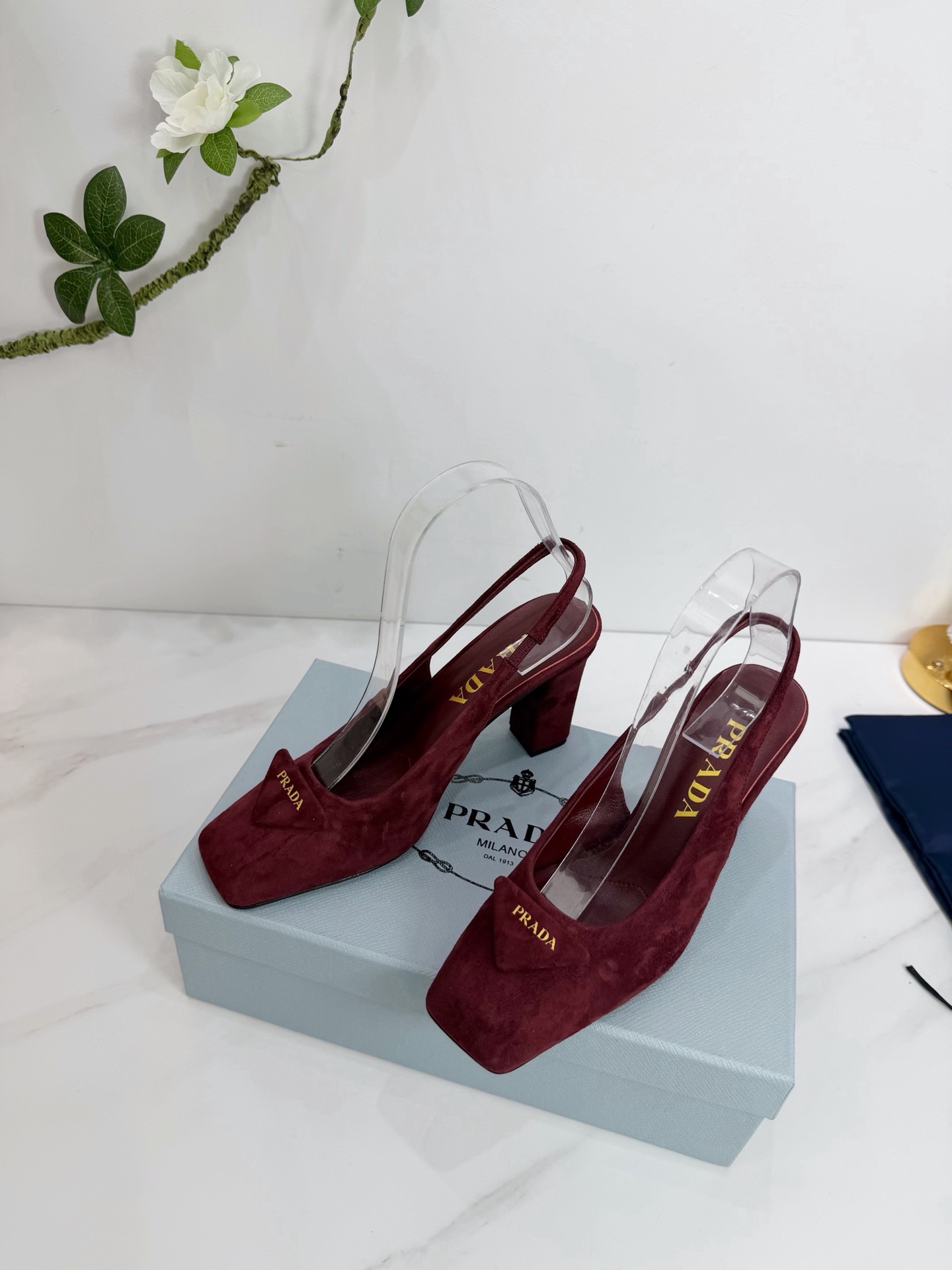 Туфли женские Prada из натуральной замши бордового цвета