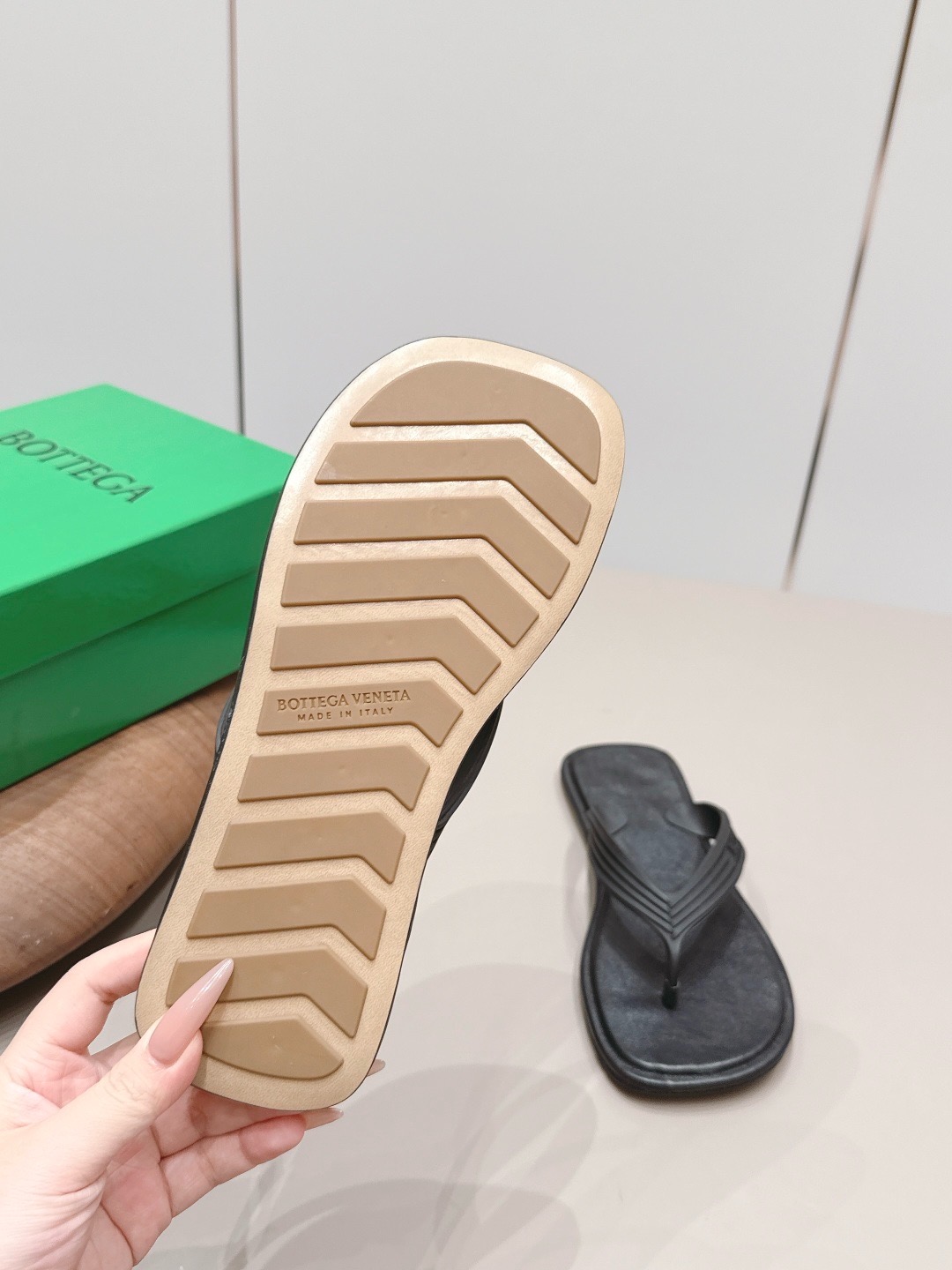 Шлепанцы женские в стиле Bottega Veneta A26 из гладкого PU со стелькой из натуральной кожи черного цвета
