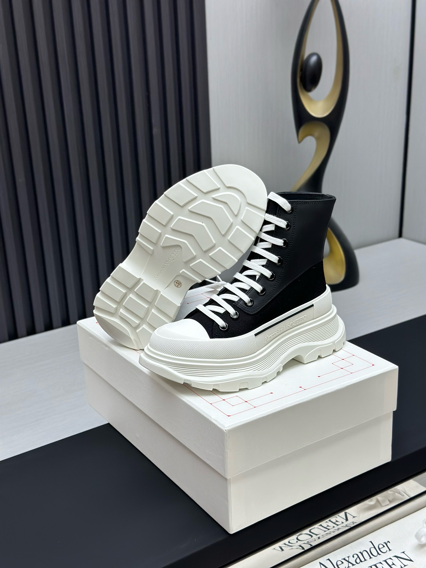 Кеды в стиле Alexander McQueen чёрного цвета с белыми акцентами