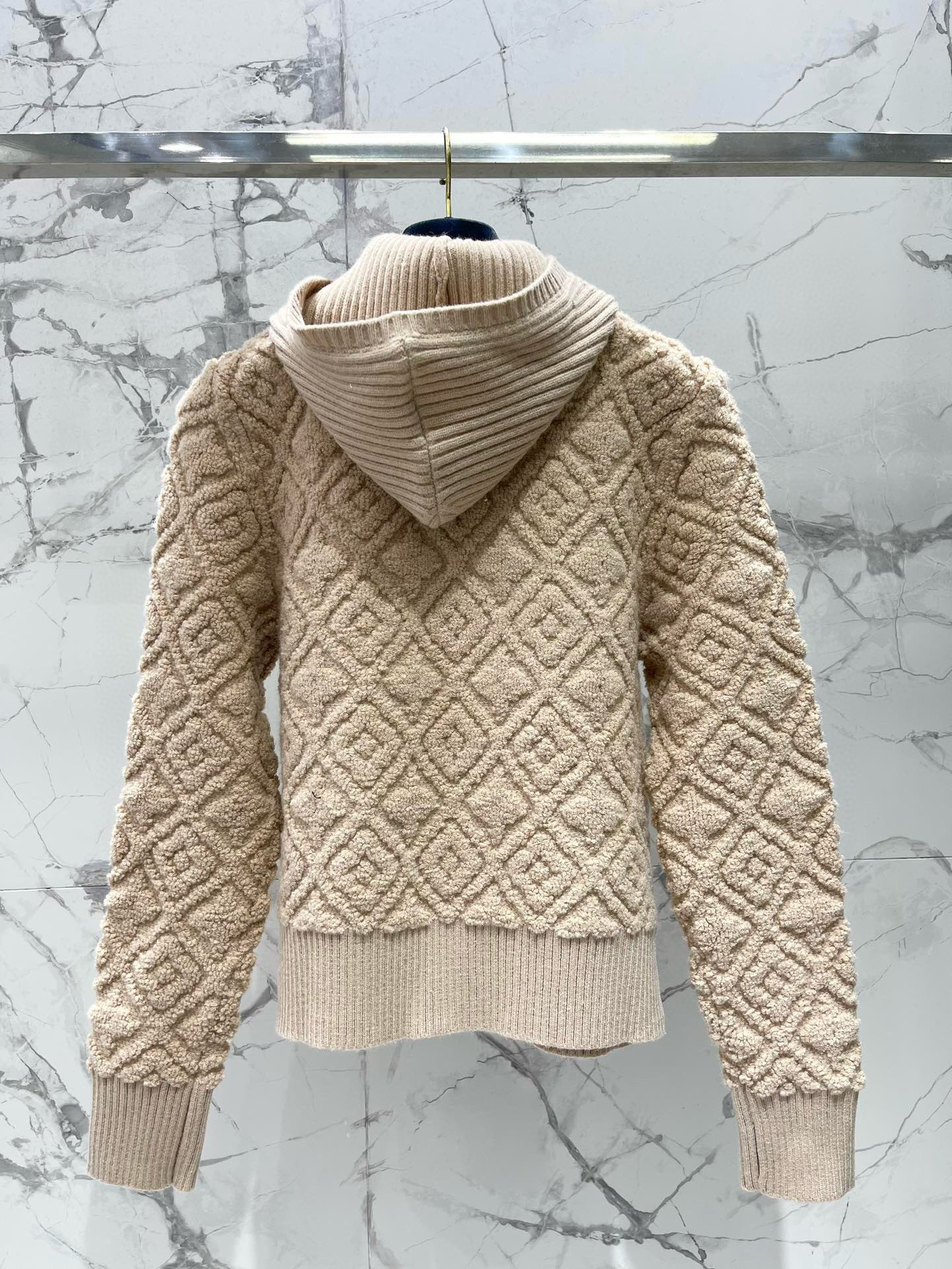 Кардиган женский в стиле Louis Vuitton из трикотажа с фактурной вязкой, бежевого цвета