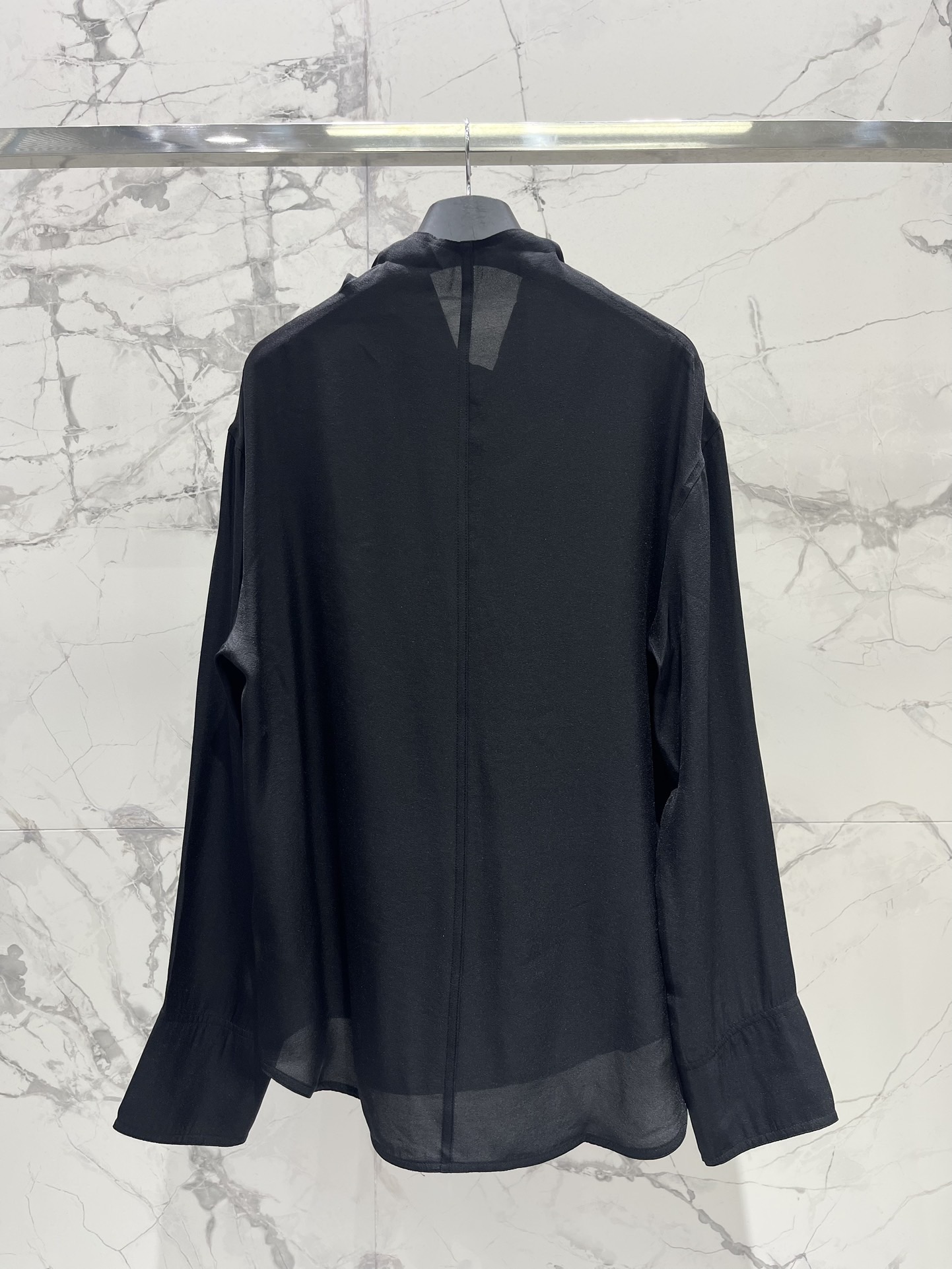 Блуза женская в стиле Balmain из гладкого текстиля черного цвета с драпированным воротником