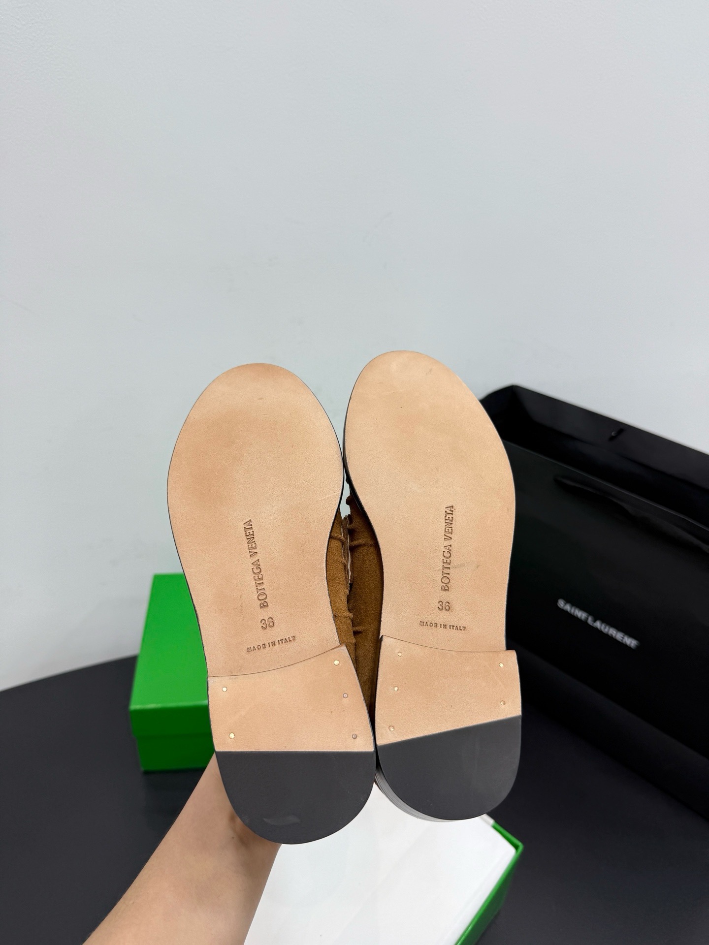 Лоферы женские в стиле Bottega Veneta Astaire с металлическим декором бежевого цвета