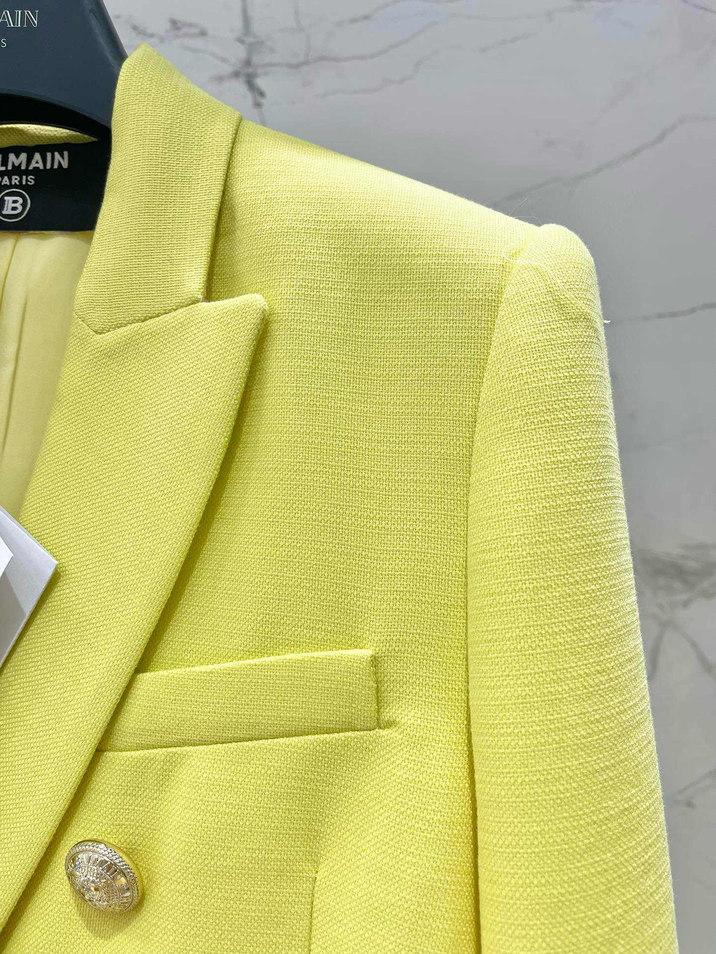 Жакет женский в стиле Balmain лимонно-жёлтого цвета с фирменными пуговицами
