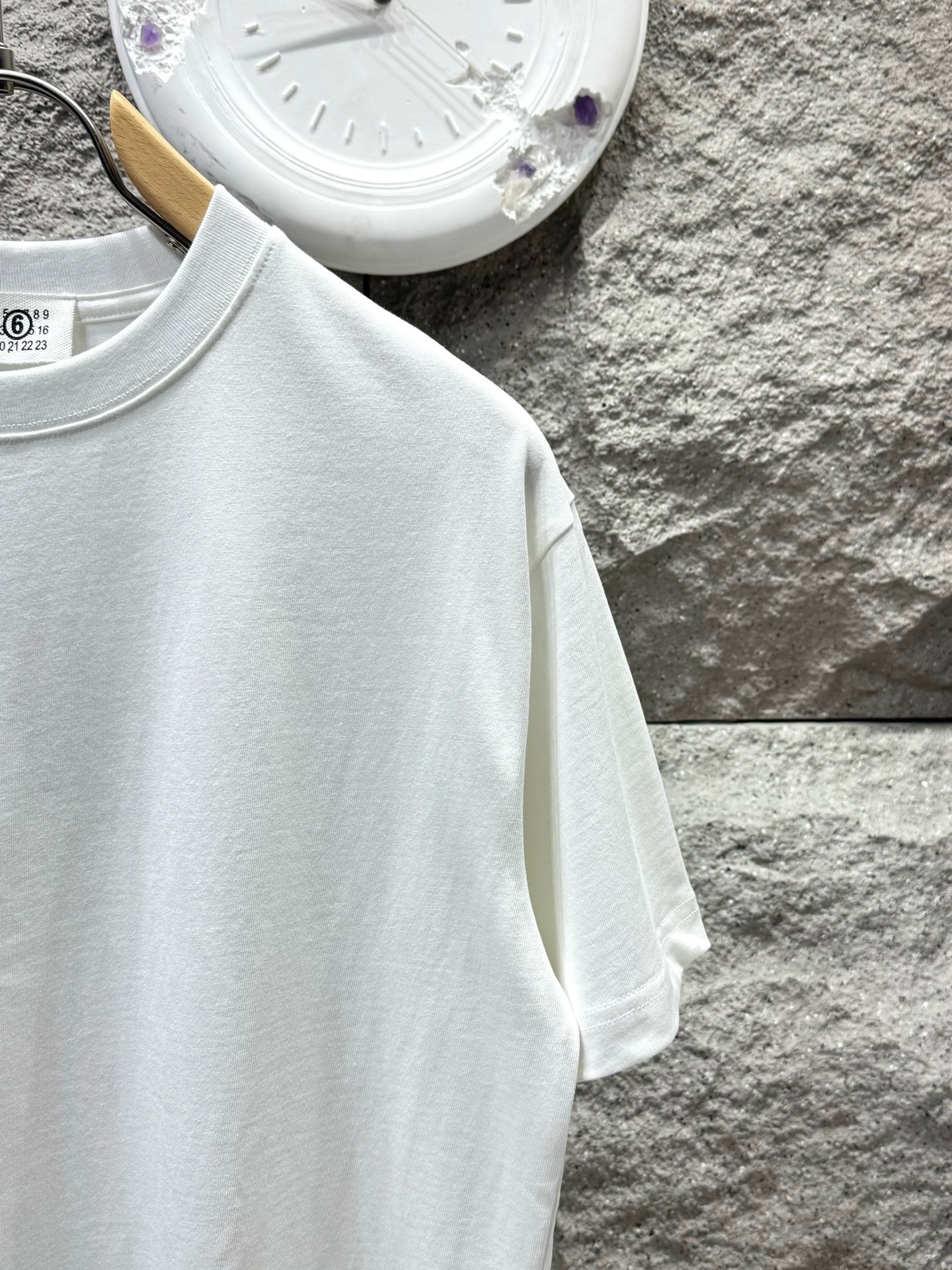 Футболка Maison Margiela MM6 белого цвета с принтом Maison 6