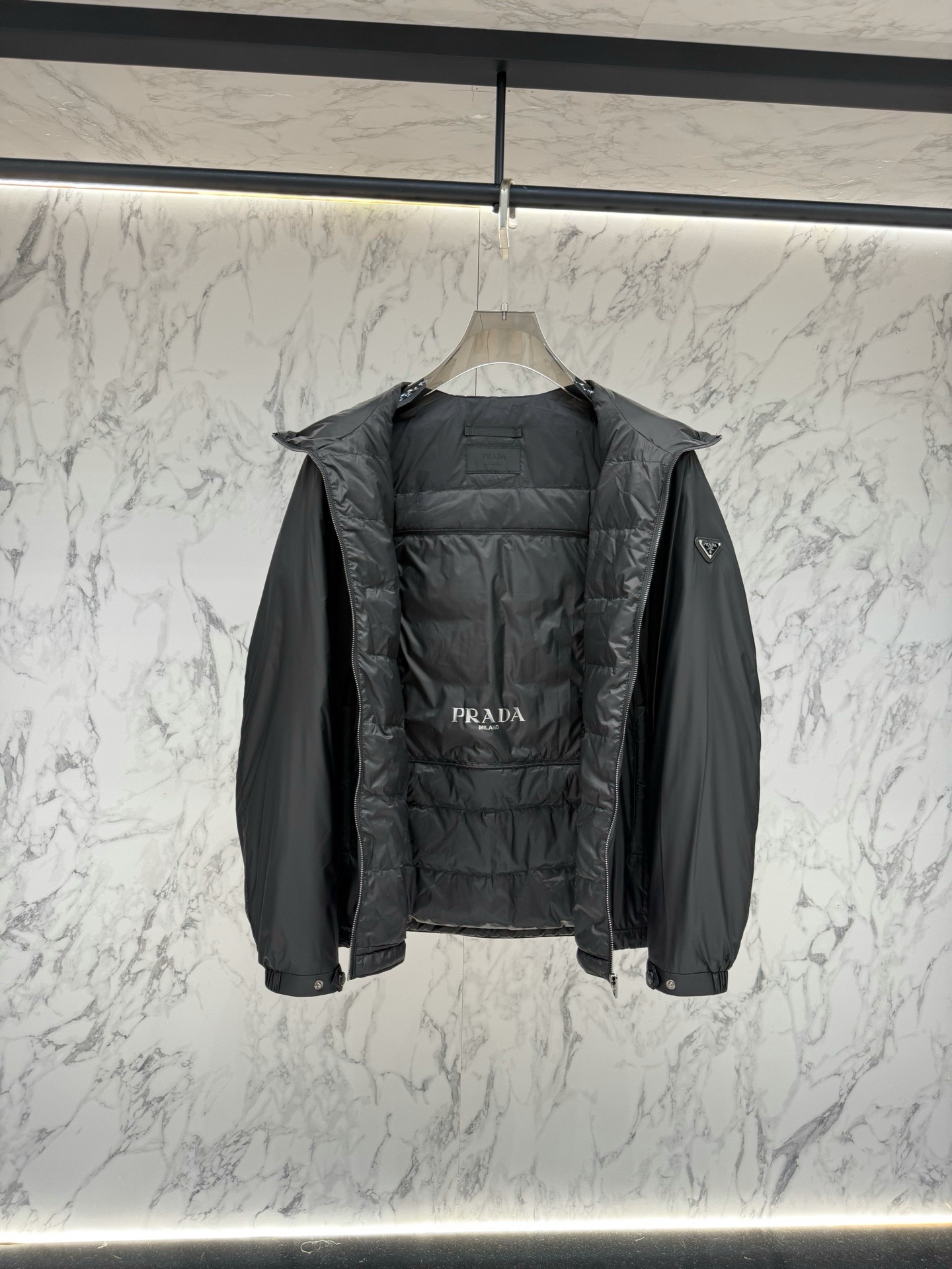 Куртка Prada Re-Nylon чёрного цвета с капюшоном и пуховым утеплением