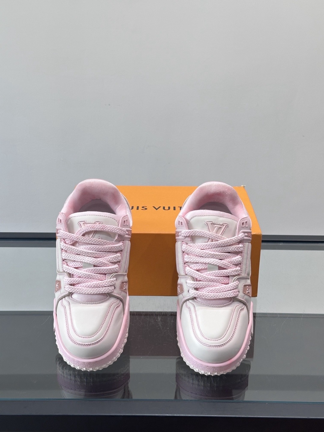 Кроссовки женские в стиле Louis Vuitton Trainer розового цвета