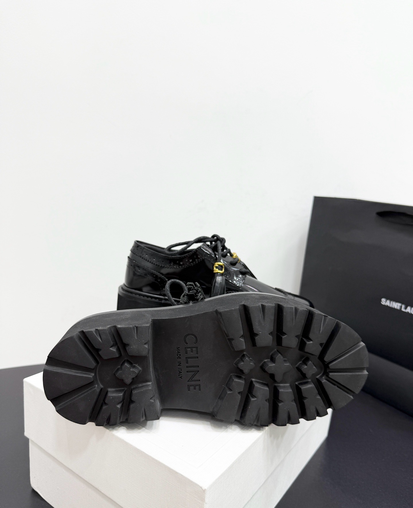 Лоферы женские Celine на шнуровке из натуральной лаковой кожи черного цвета