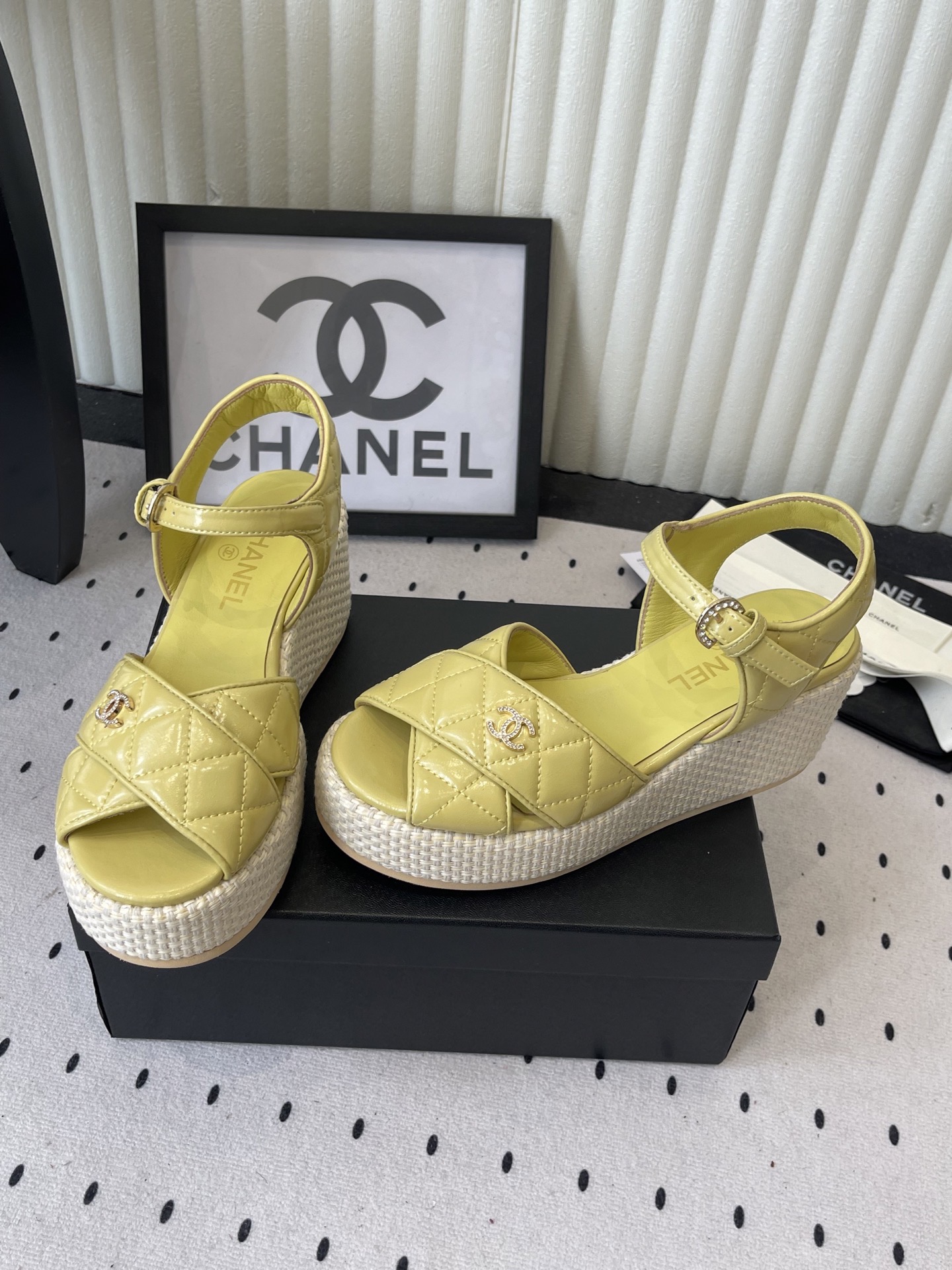 Босоножки женские в стиле Chanel желтого цвета на платформе