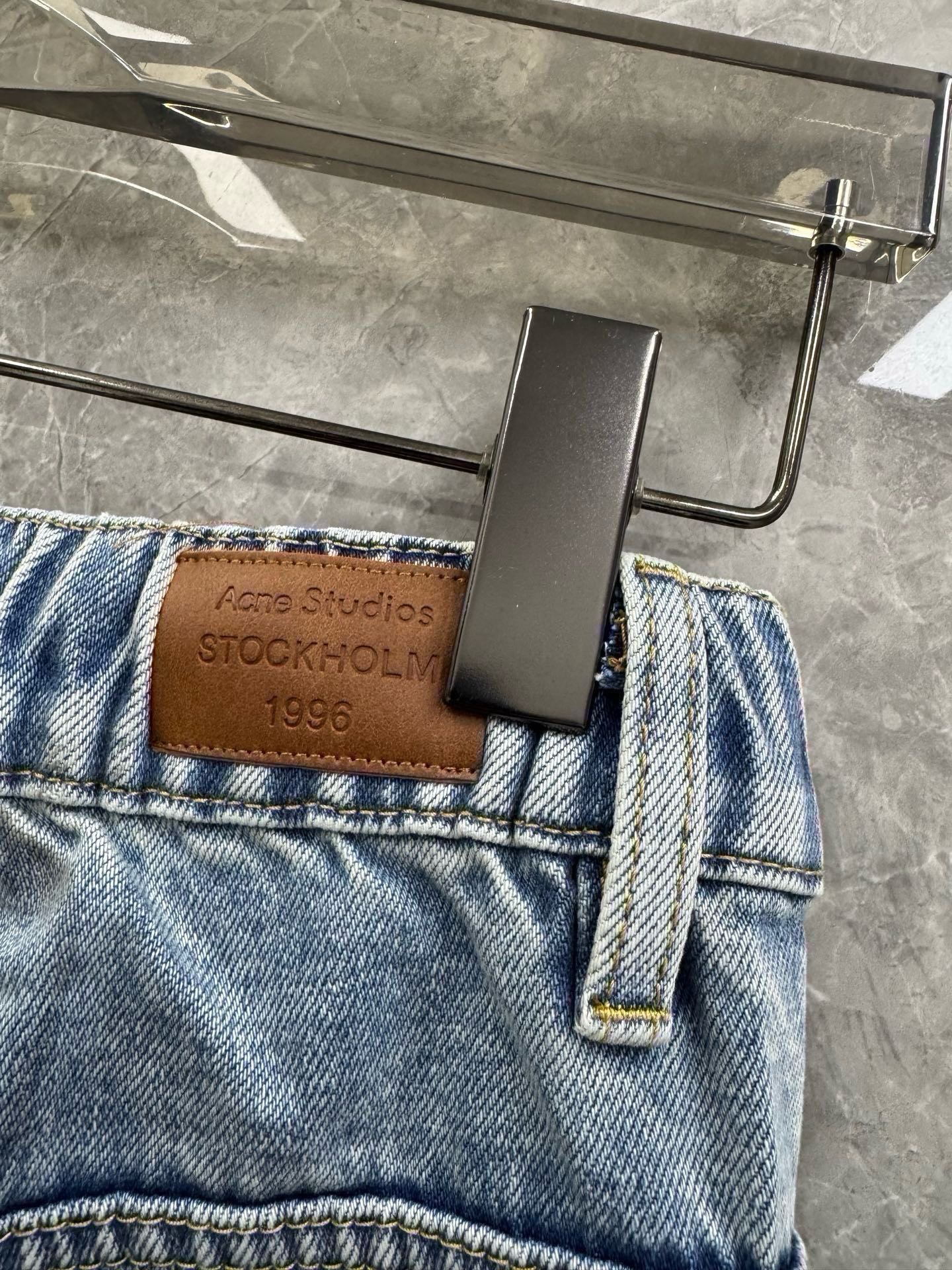 Джинсы мужские в стиле Acne Studios светло-голубого цвета с эффектом варки