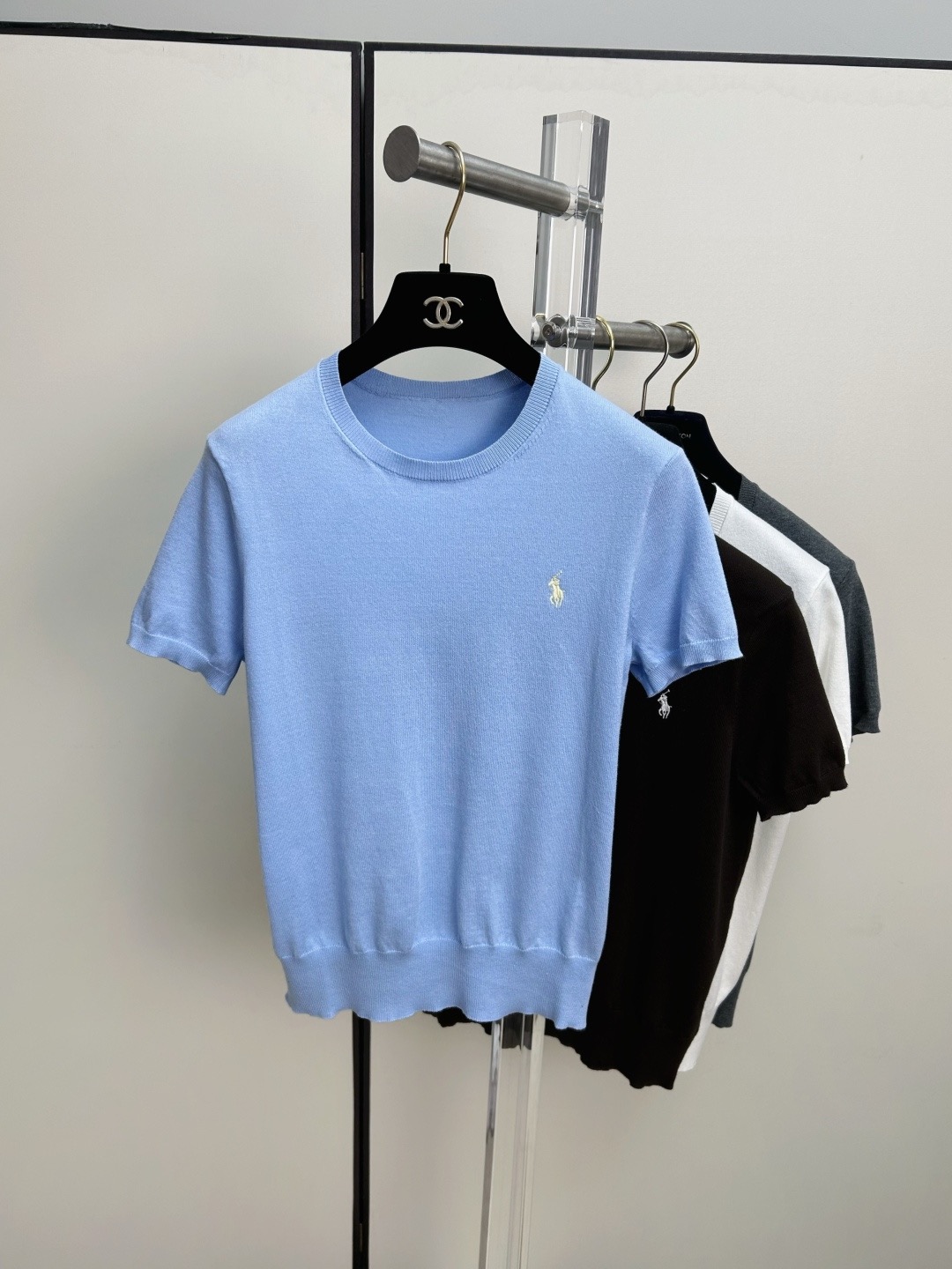 Футболка женская Ralph Lauren в голубом, белом, тёмно-коричневом, сером и чёрном цветах с вышитым логотипом