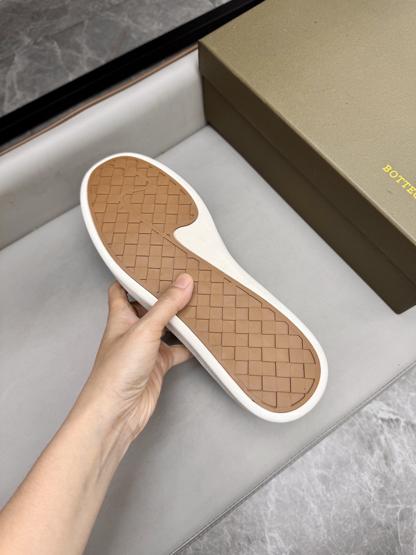 Слипоны мужские в стиле Bottega Veneta Intrecciato оливкового цвета