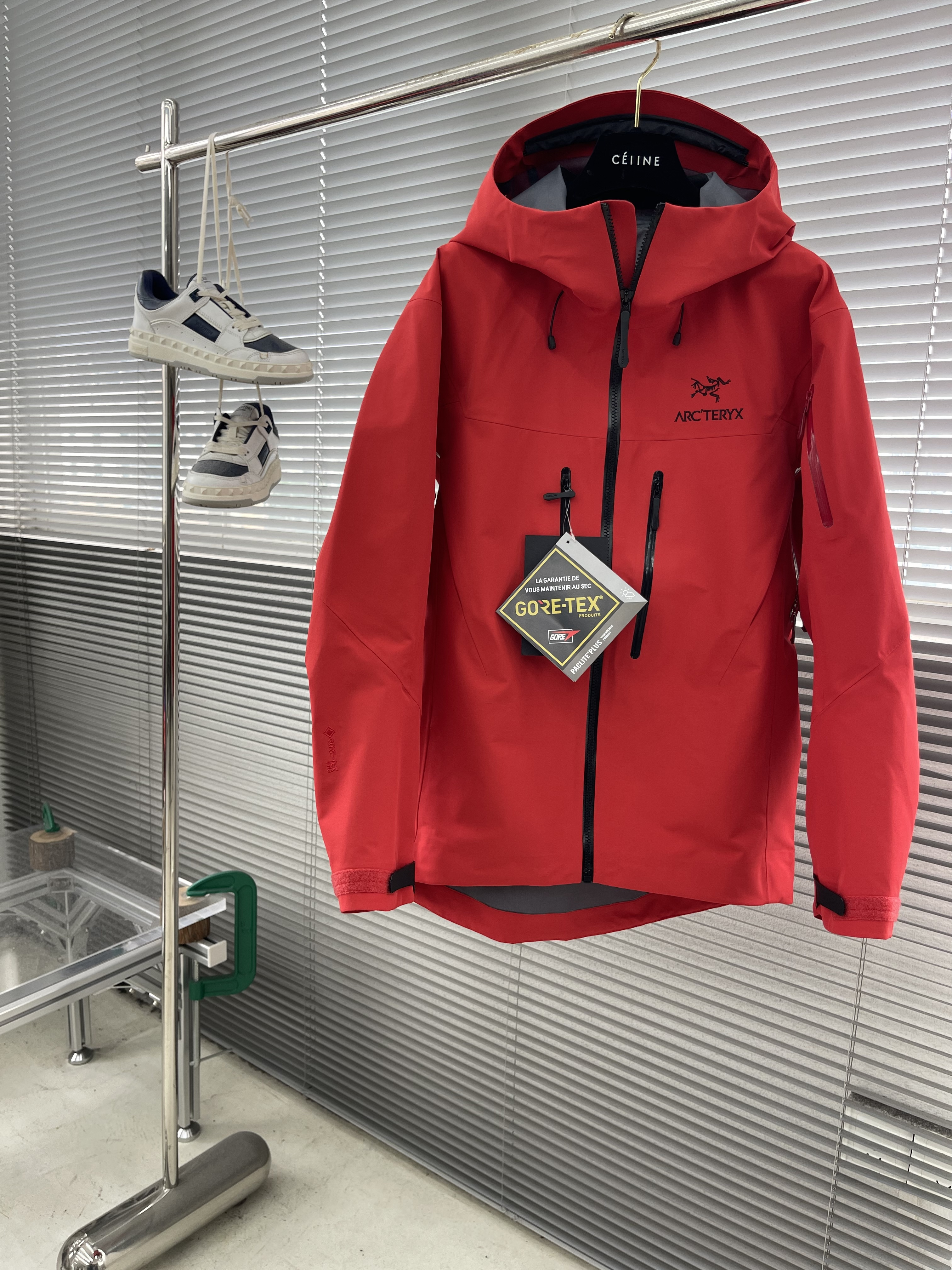 Куртка унисекс в стиле Arc'teryx Alpha SV с капюшоном красного цвета