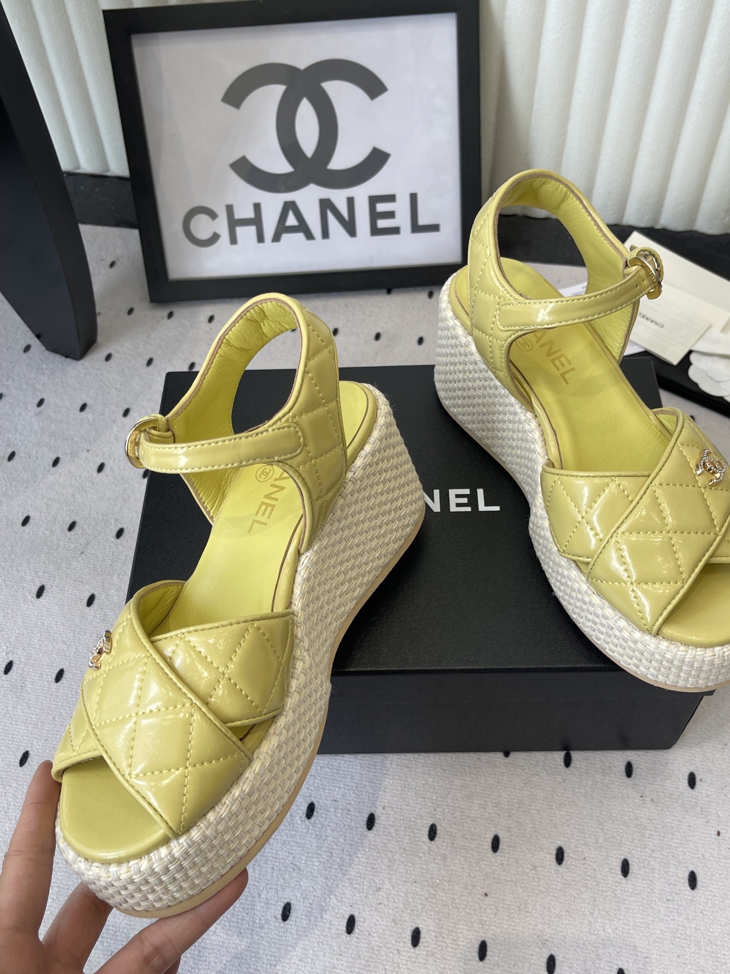 Босоножки женские в стиле Chanel желтого цвета на платформе