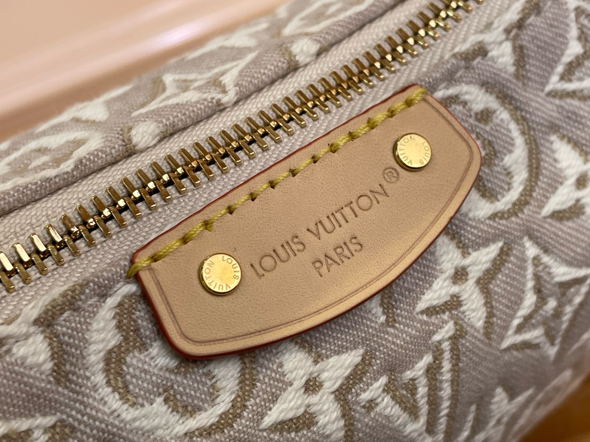 Сумка женская Louis Vuitton Pochette Hills бело-бежевого цвета