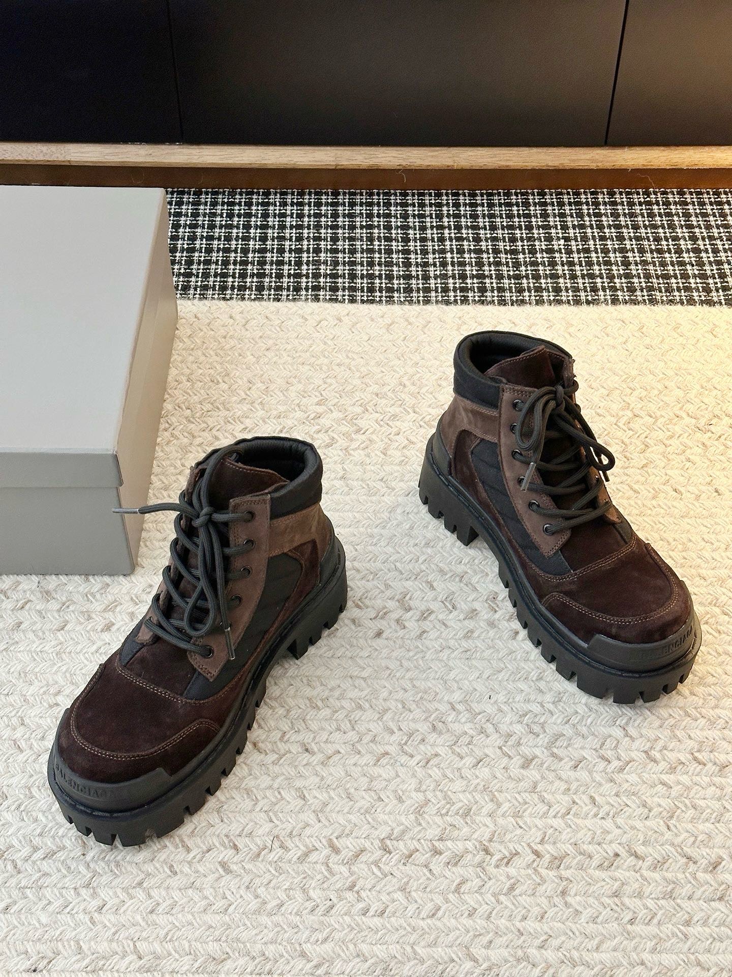 Ботинки Balenciaga Combat Strike коричневого цвета