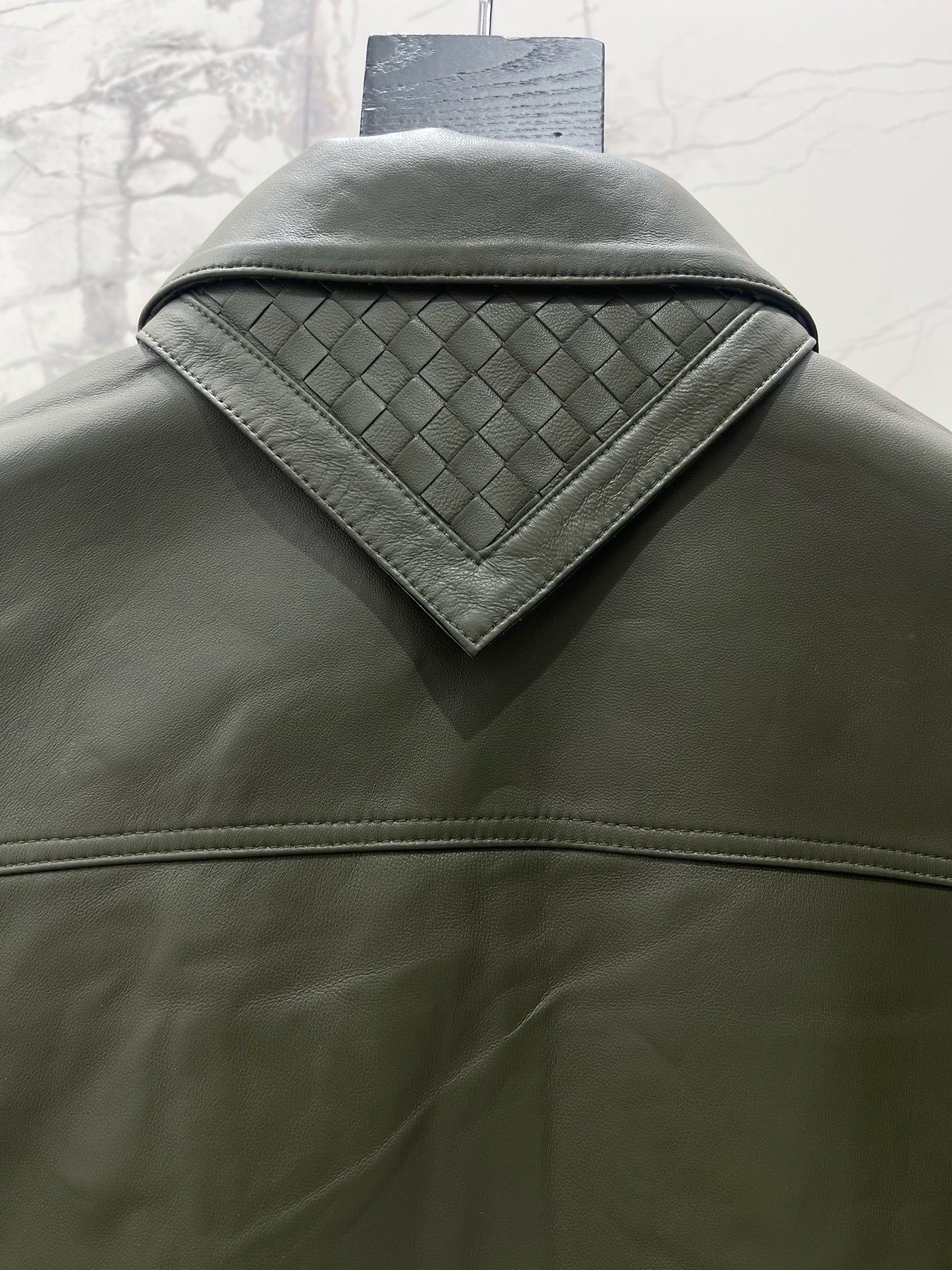 Куртка женская Bottega Veneta тёмно-зелёного цвета с плетёным воротником Intrecciato