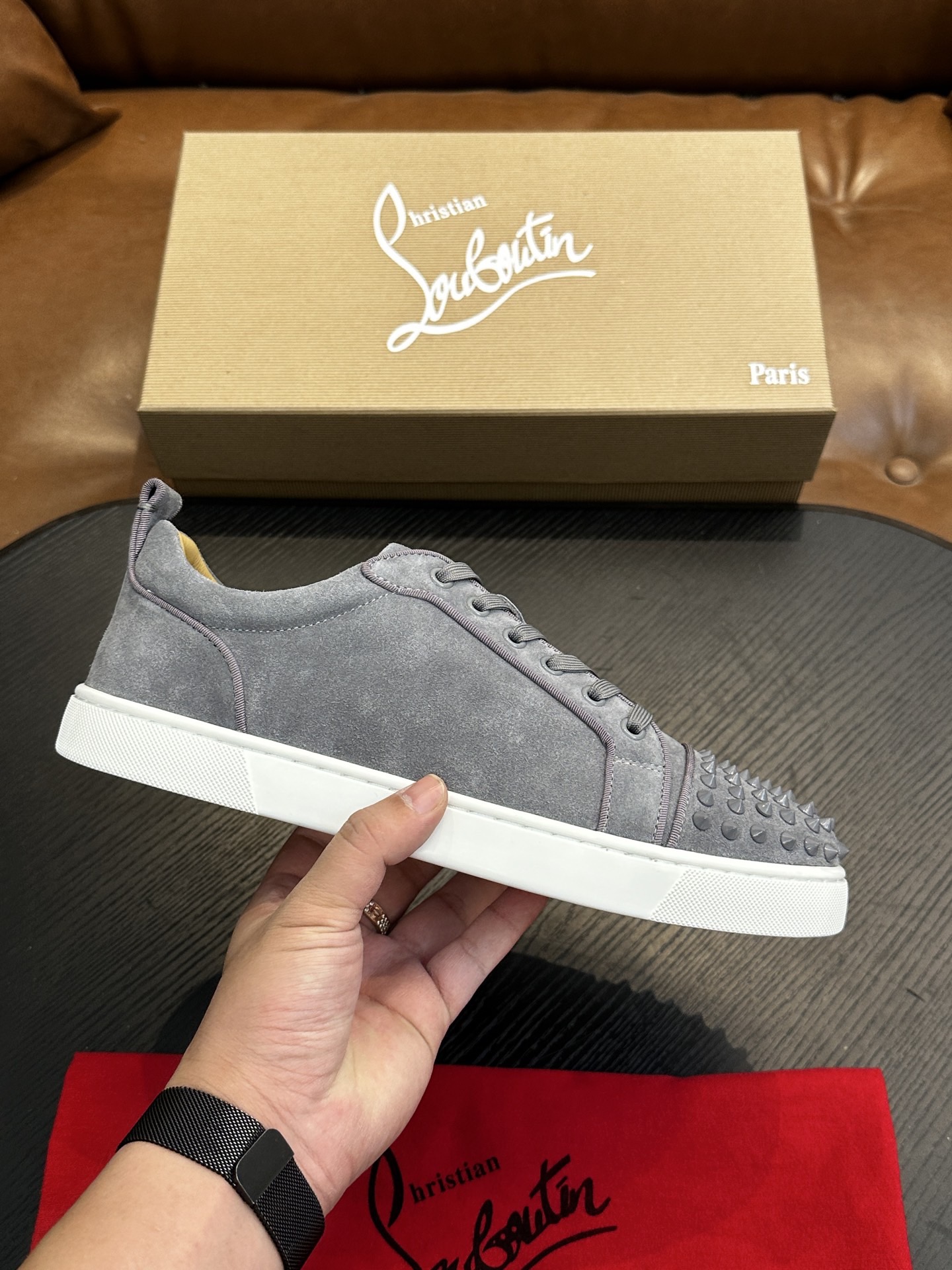 Кроссовки мужские в стиле Christian Louboutin серого цвета с шипами и белой подошвой