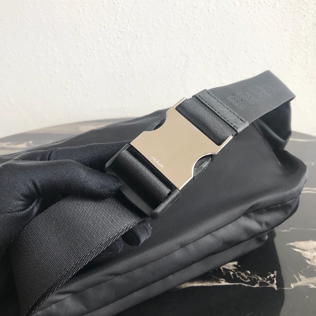 Сумка поясная мужская в стиле Prada Re-Nylon чёрного цвета с несколькими карманами