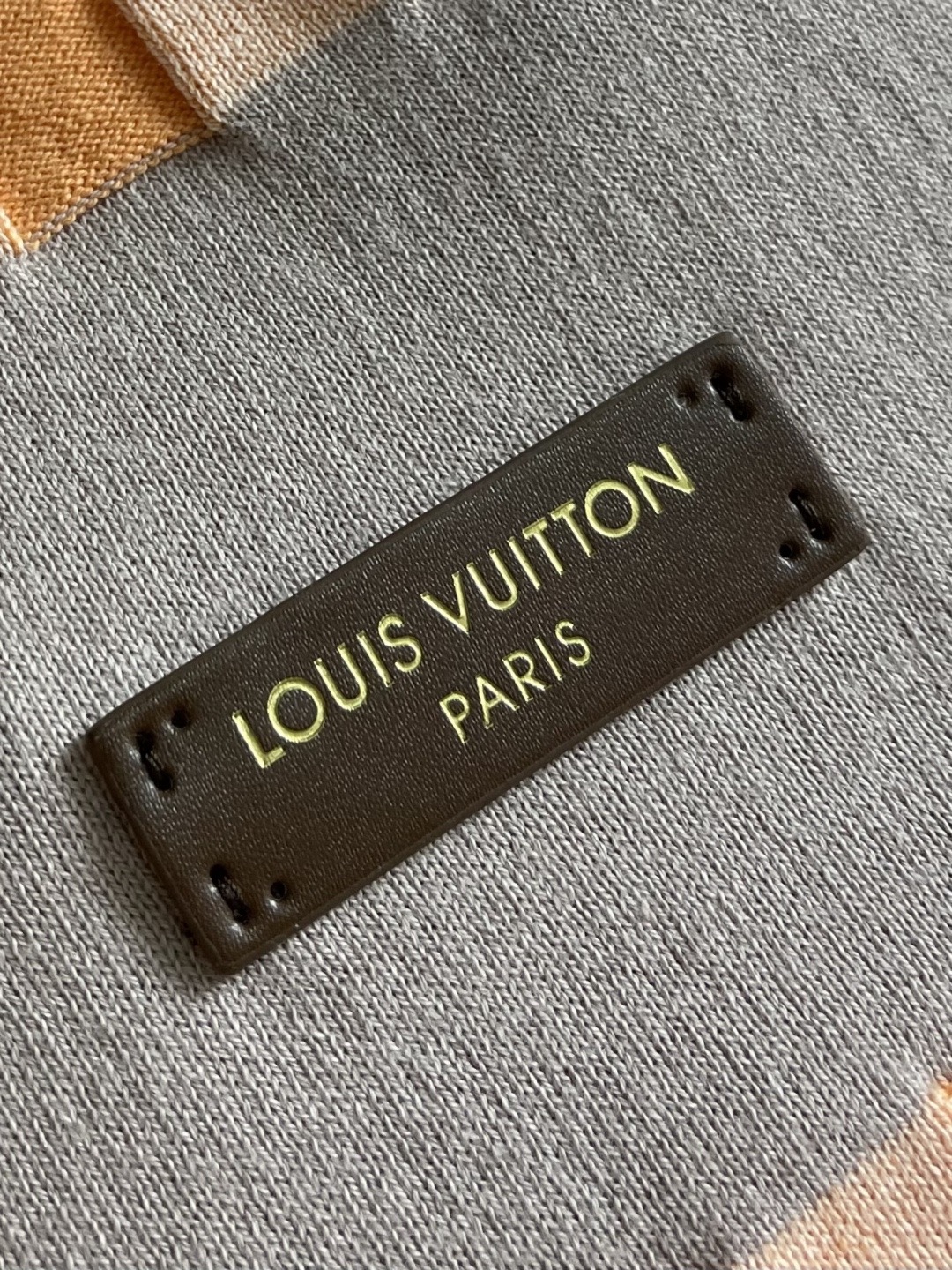 Поло мужское в стиле Louis Vuitton бежево-оранжевого цвета с жаккардовым узором