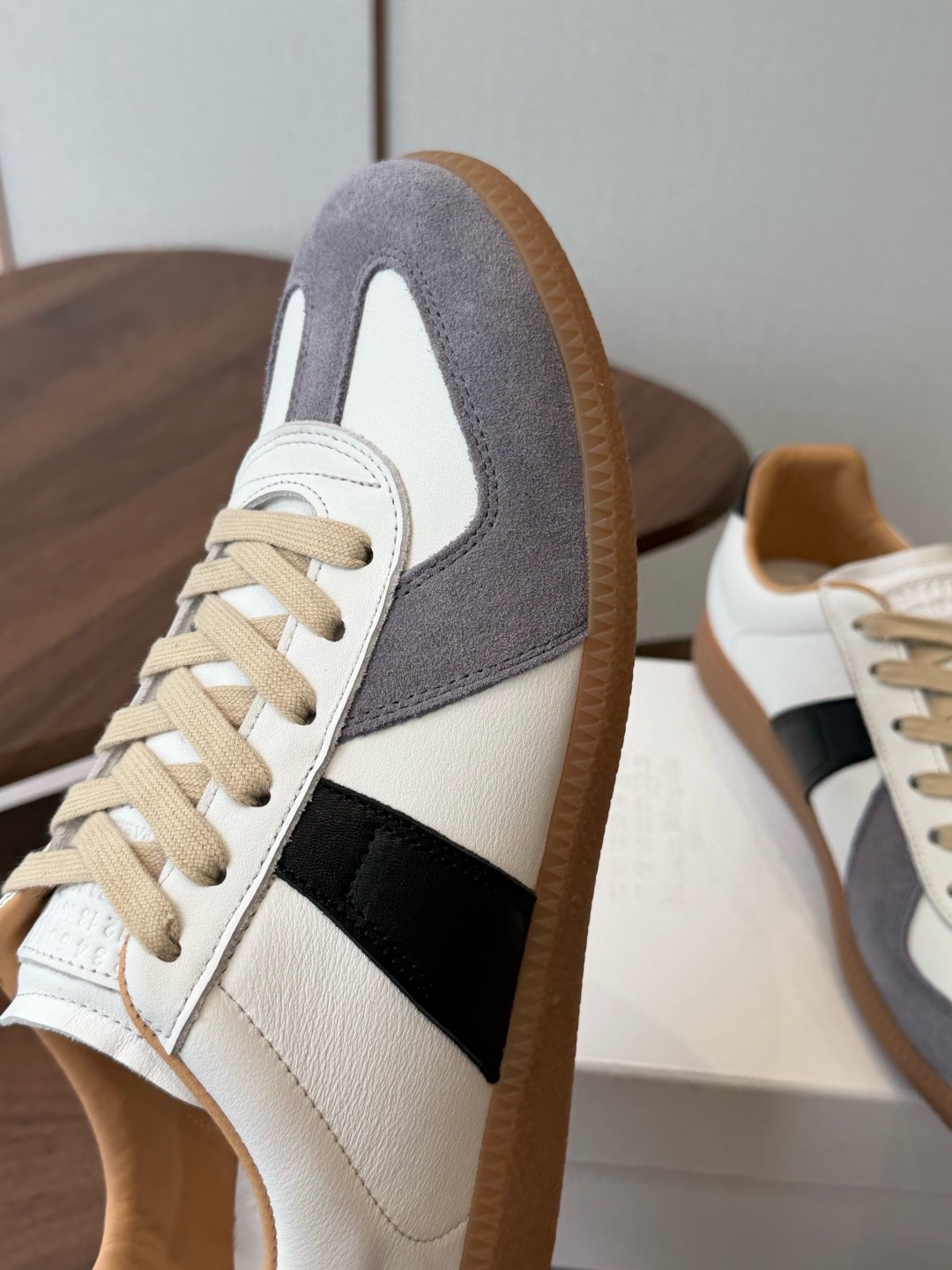 Кроссовки Maison Margiela Replica бело-серого цвета с чёрной вставкой
