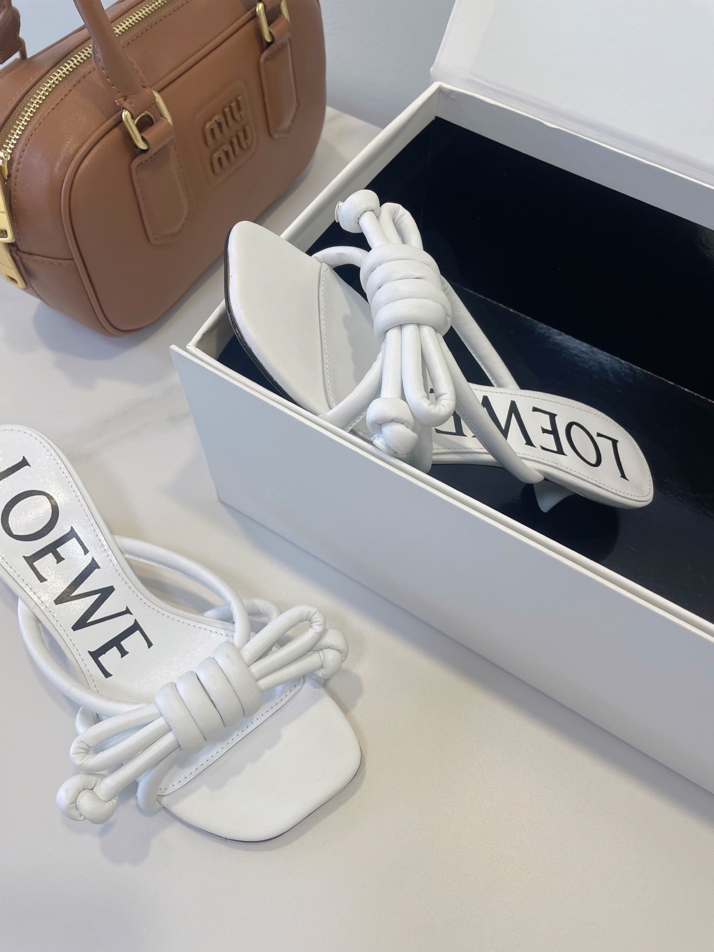 Мюли женские в стиле Loewe с узлом белого цвета