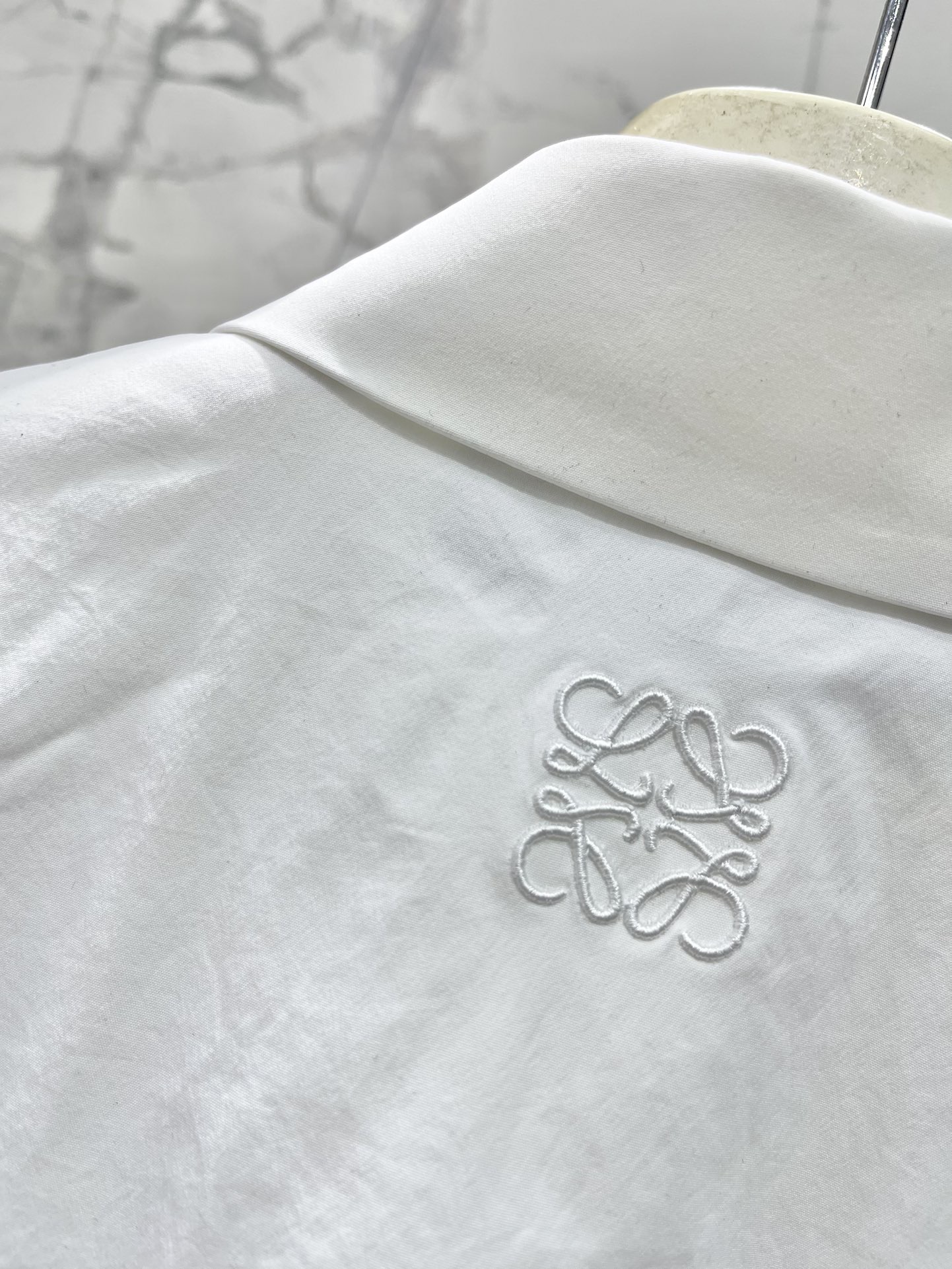 Рубашка женская в стиле Loewe хлопковая с длинным рукавом белого цвета