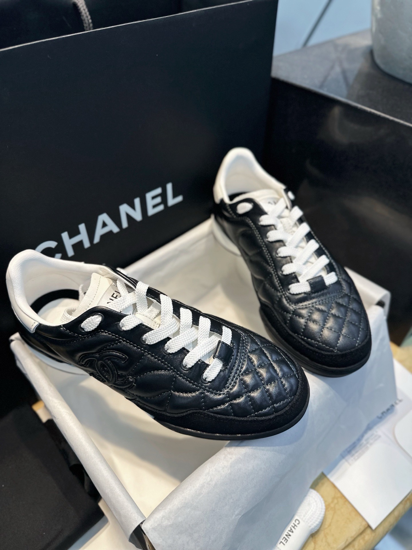 Кроссовки Chanel черного цвета с белыми вставками