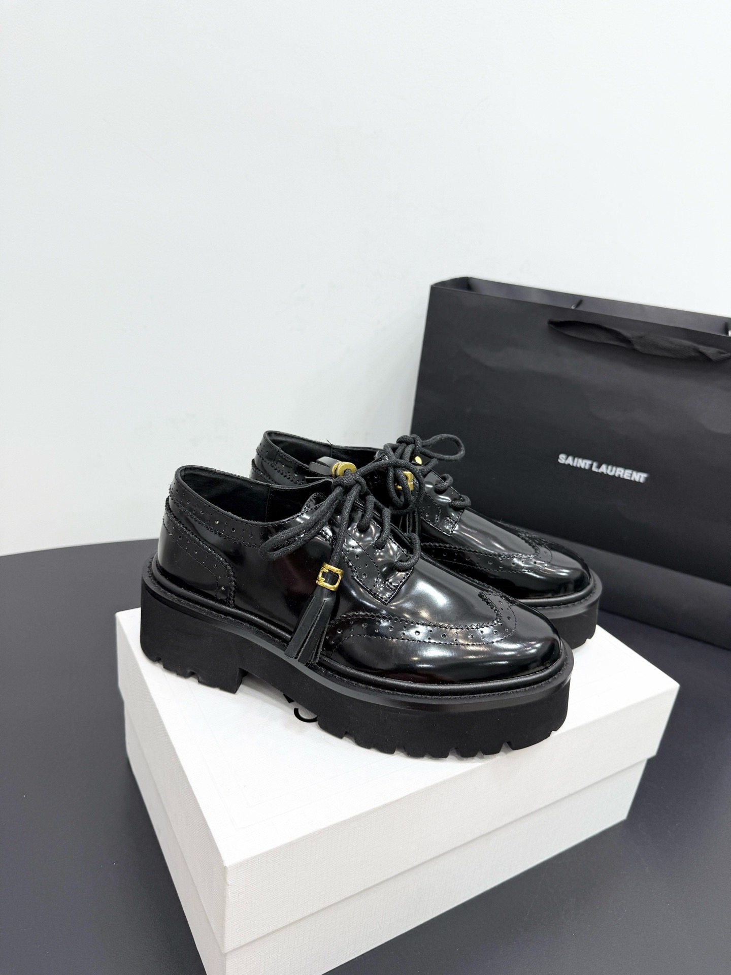Лоферы женские Celine на шнуровке из натуральной лаковой кожи черного цвета