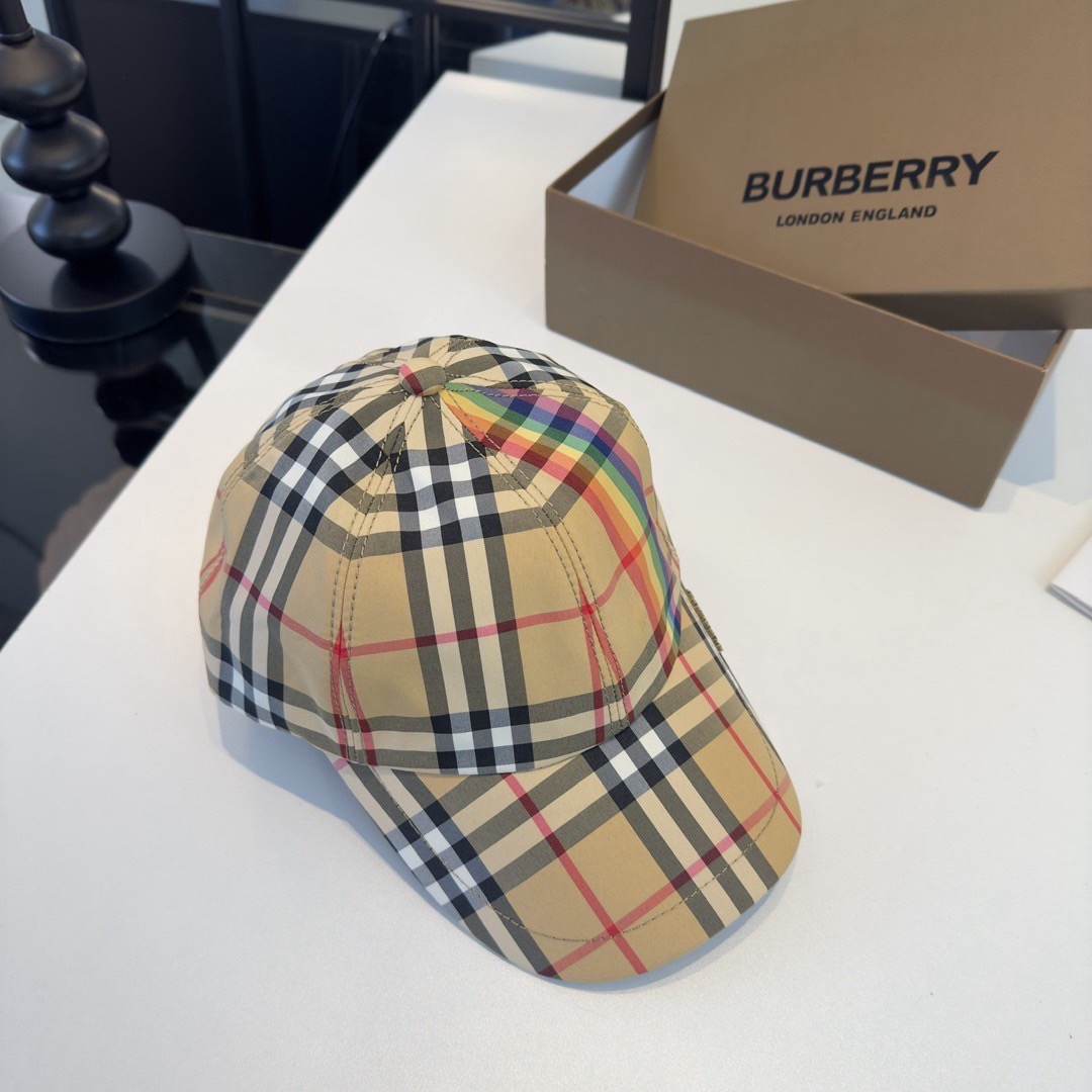 Кепка женская в стиле Burberry бежевого цвета в клетку