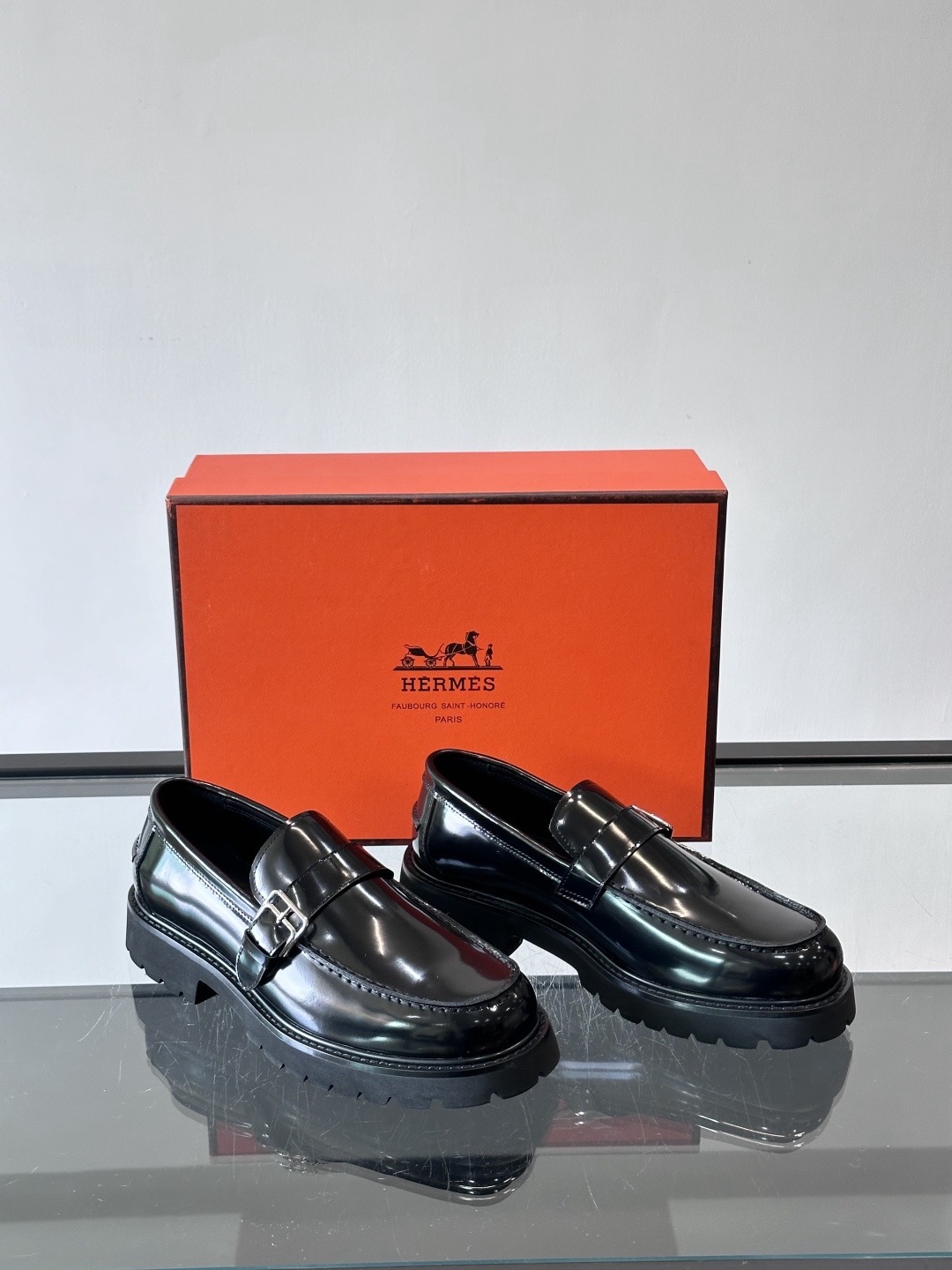 Лоферы мужские в стиле Hermes из лакированной кожи черного цвета