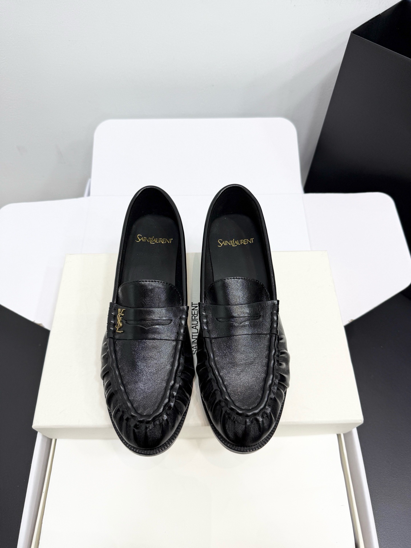 Лоферы женские в стиле Saint Laurent Le Loafer черного цвета