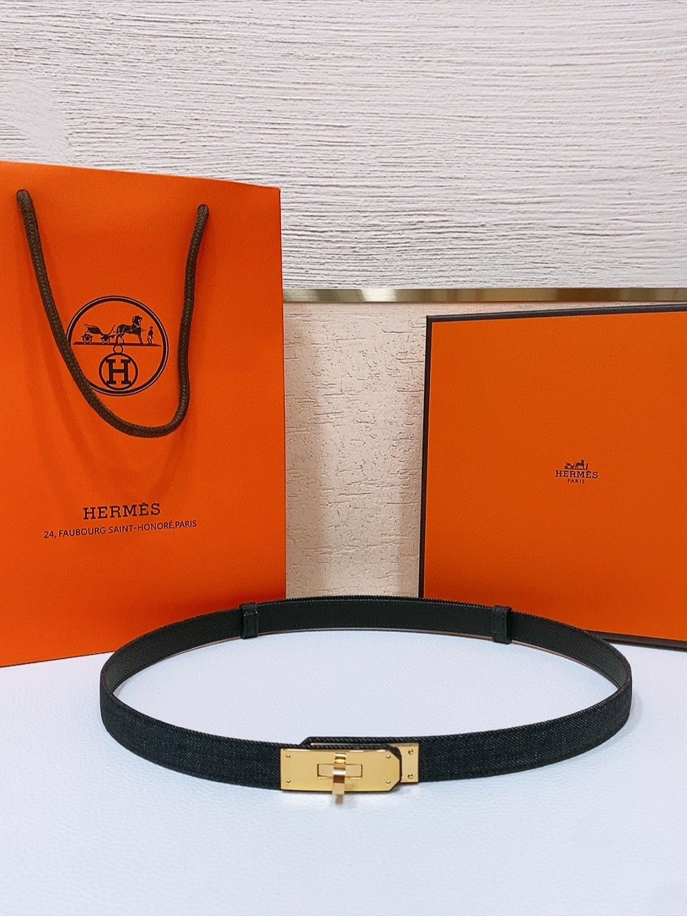 Ремень женский в стиле Hermès Kelly из кожи Epsom чёрного цвета с золотой пряжкой шириной 1.8 см