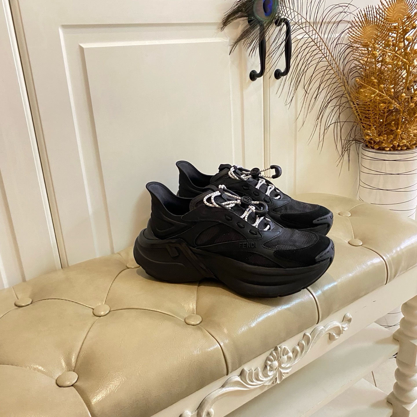 Кроссовки женские в стиле Fendi F-Light чёрного цвета