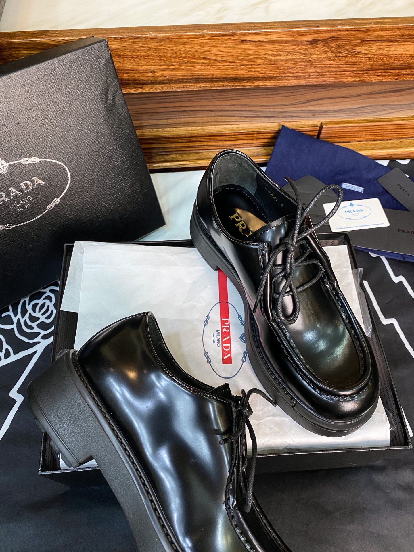 Дерби мужские в стиле Prada из натуральной гладкой кожи с массивной подошвой чёрного цвета