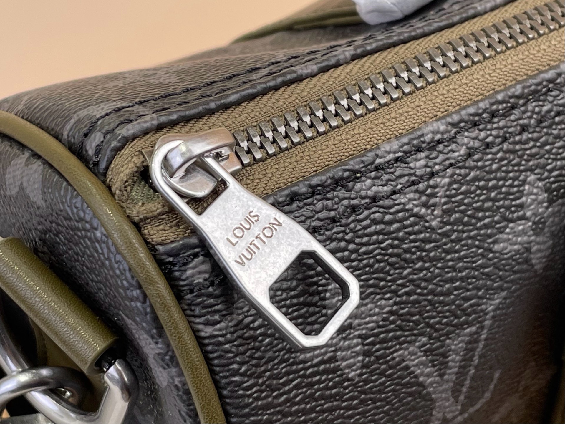 Сумка мужская Louis Vuitton Keepall Bandoulière 25 чёрно-зелёного цвета