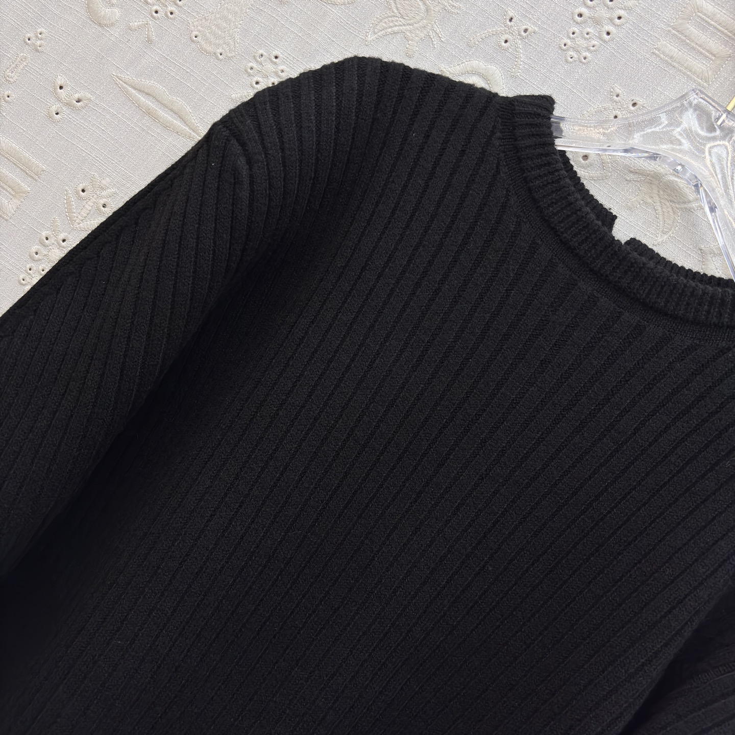 Свитер женский в стиле Schiaparelli чёрного цвета с декоративной шнуровкой на спине