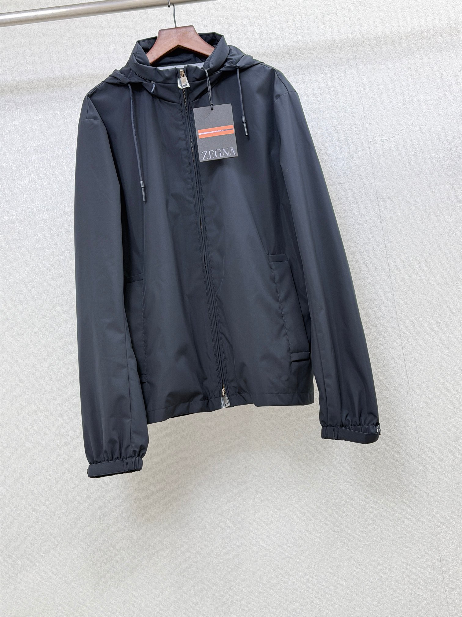 Куртка мужская в стиле Zegna с капюшоном демисезонная черного цвета