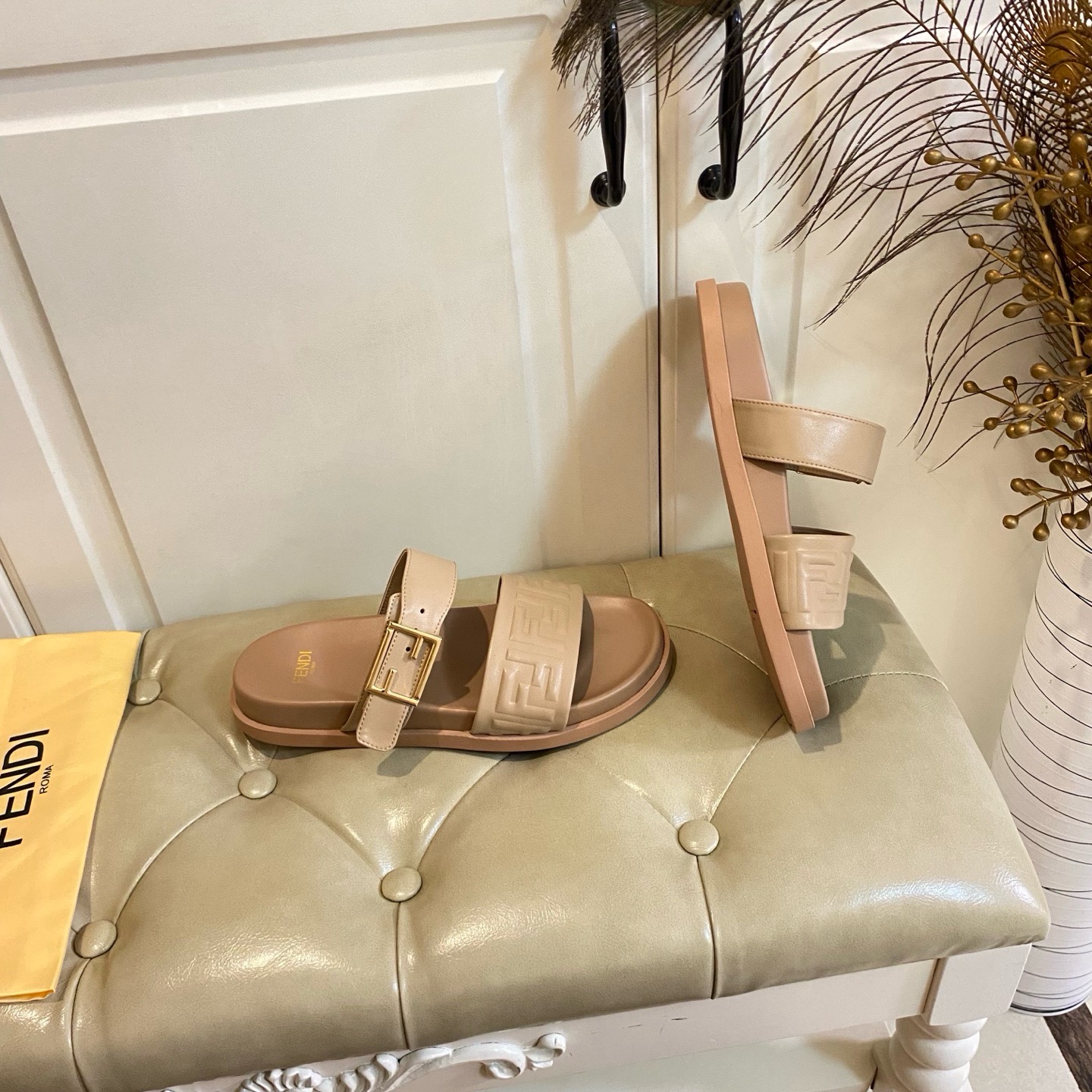 Шлёпанцы в стиле Fendi из натуральной кожи с тиснением