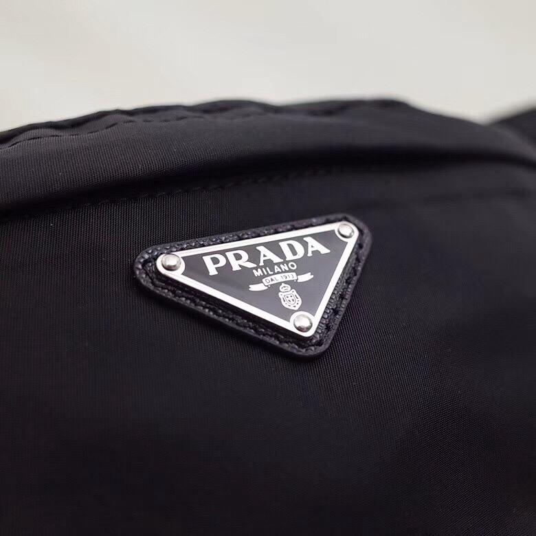 Сумка поясная унисекс в стиле Prada Re-Nylon чёрного цвета с металлической фурнитурой