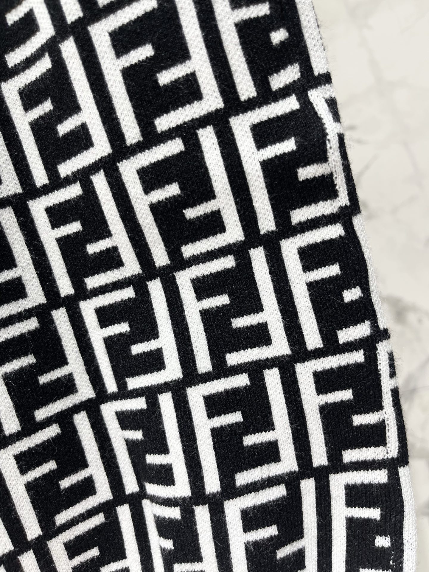 Топ женский в стиле Fendi  с логотипным узором без рукавов бело-чёрного цвета