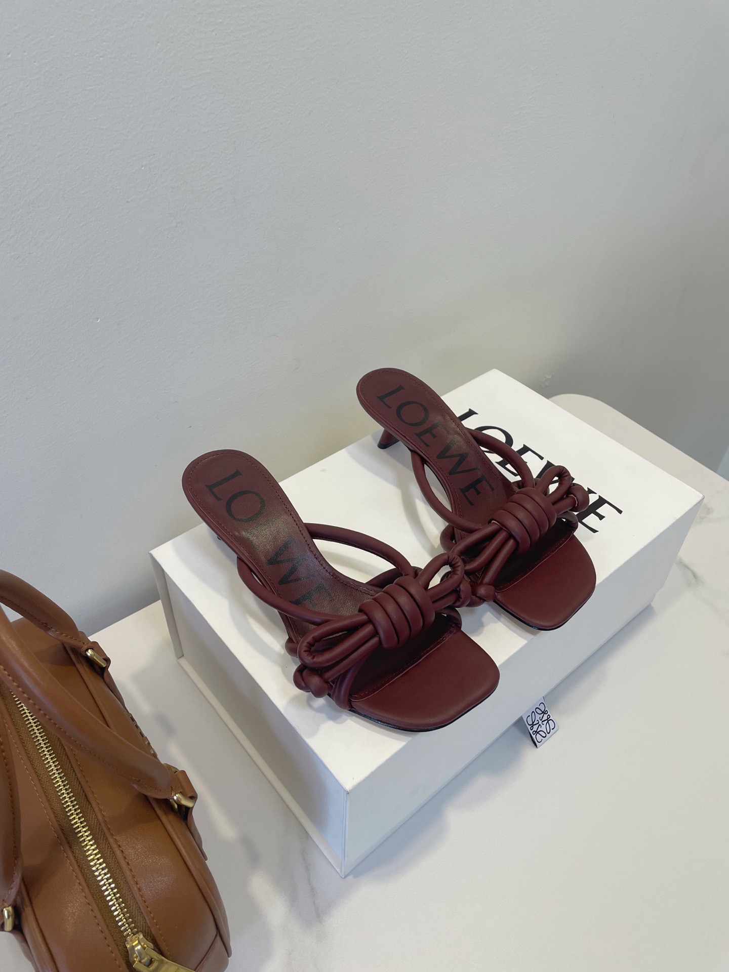 Мюли женские в стиле Loewe с узлом бордового цвета