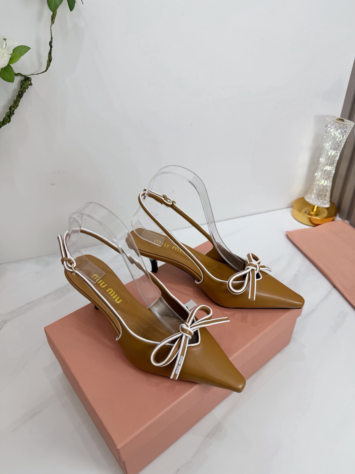 Туфли женские Miu Miu слингбэк коричневого цвета