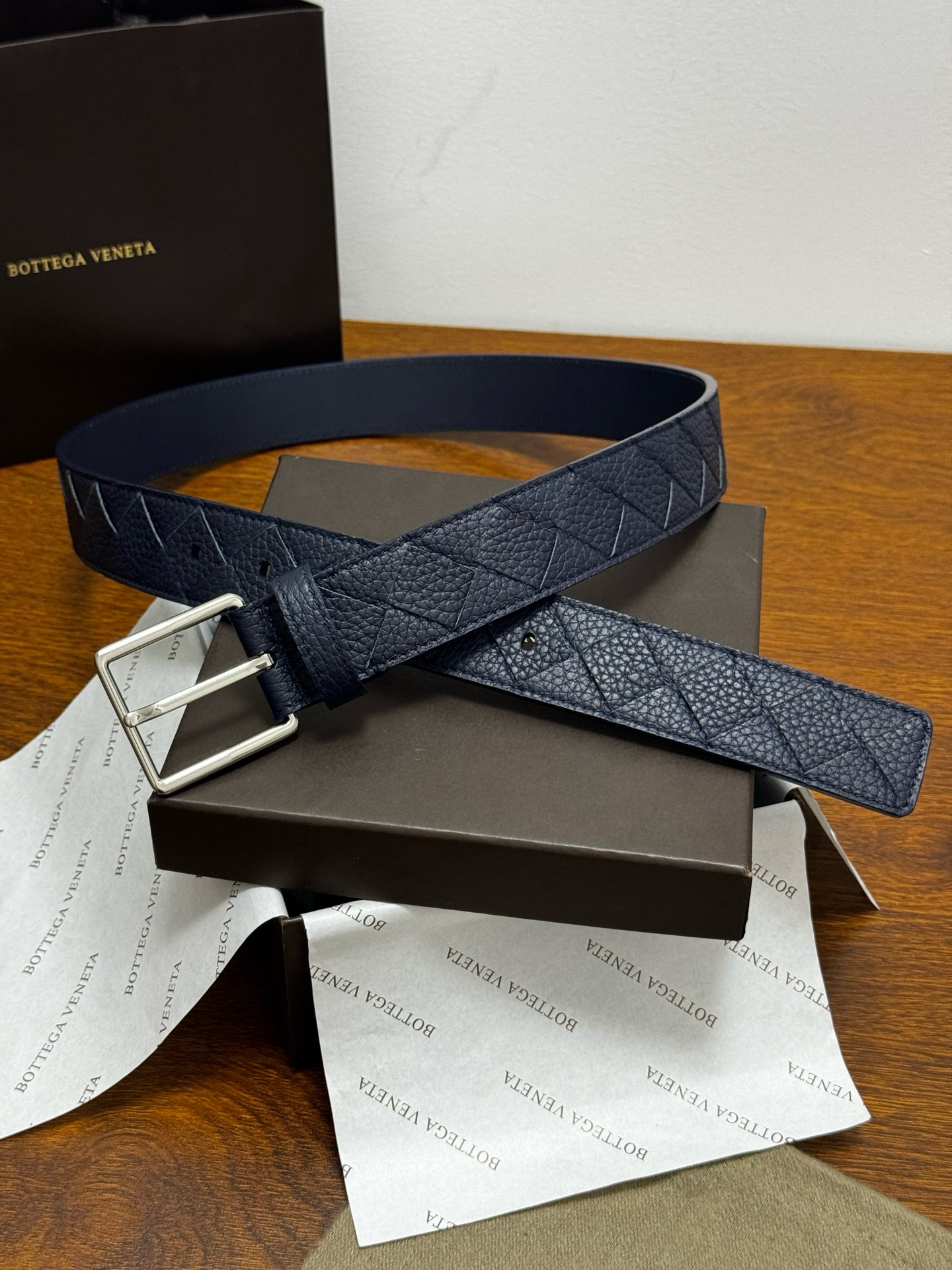 Ремень мужской Bottega Veneta Intrecciato тёмно-синего цвета стальная пряжка