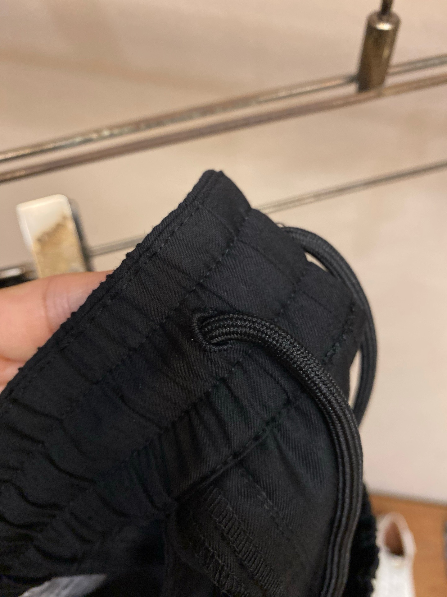 Брюки мужские Burberry  чёрного цвета свободного прямого кроя с металлическим логотипом
