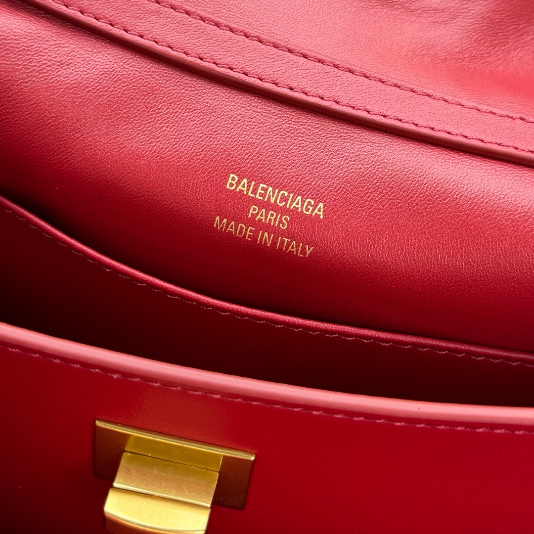 Сумка женская в стиле Balenciaga Rodeo красного цвета
