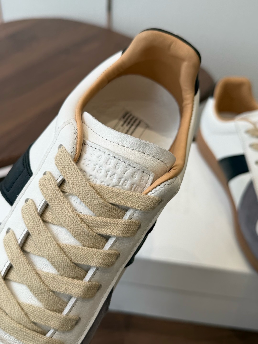 Кроссовки Maison Margiela Replica бело-серого цвета с чёрной вставкой