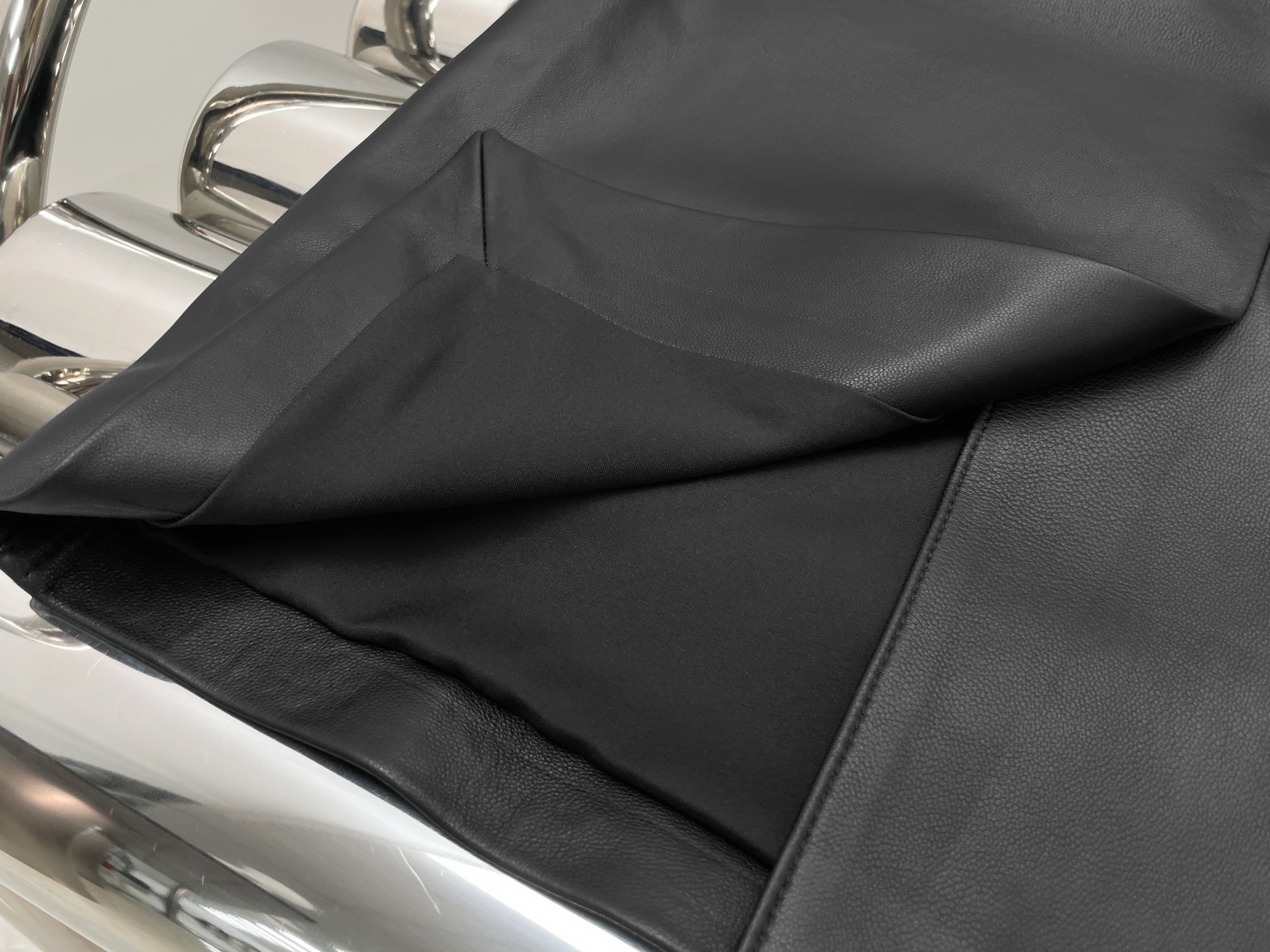 Юбка женская Saint Laurent Paperbag Pencil Skirt кожи ягнёнка чёрного цвета с эластичным поясом