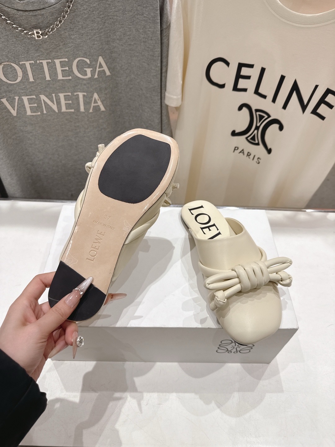 Мюли женские в стиле LOEWE F036 молочного цвета со шнуровкой