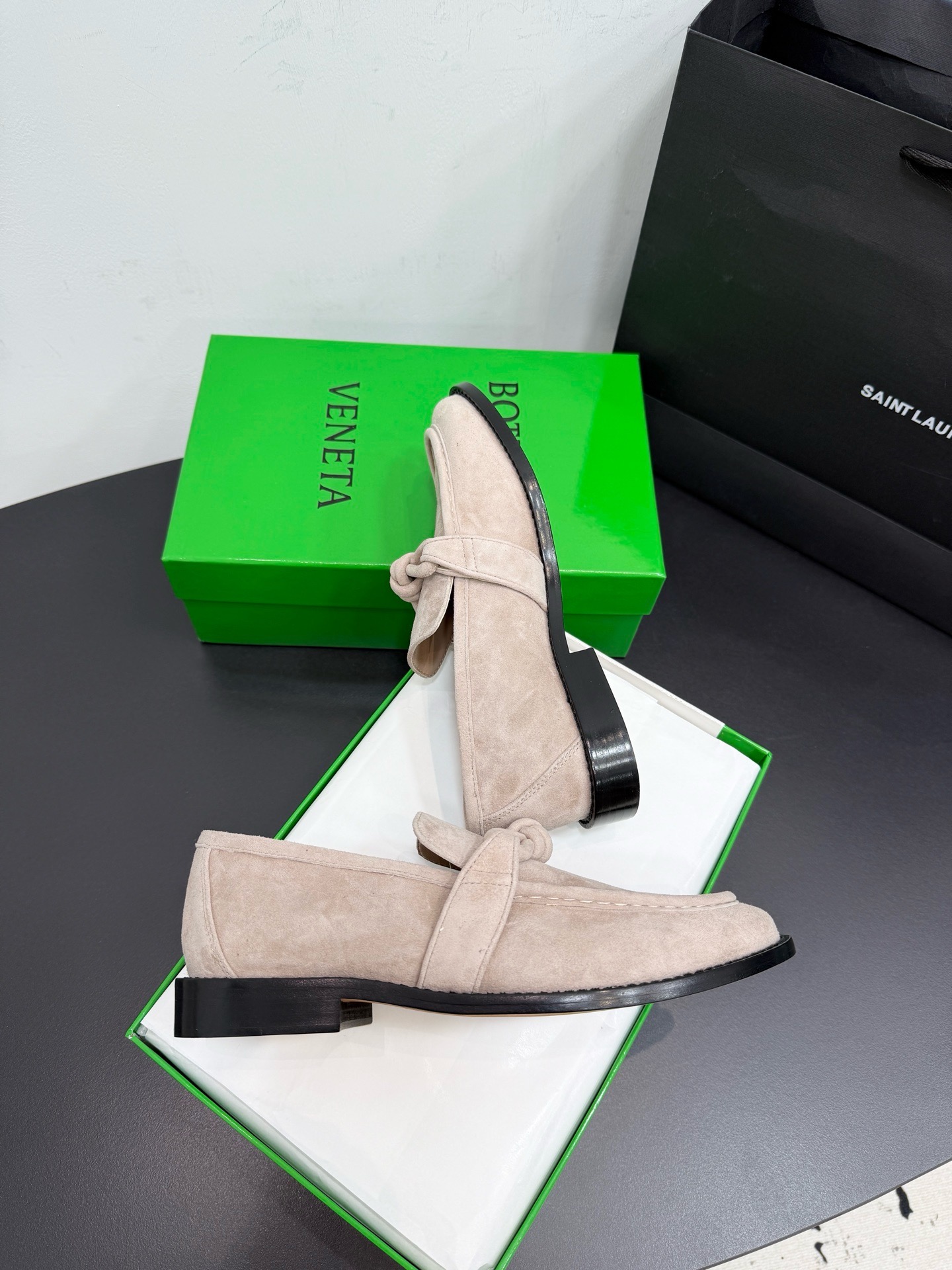 Лоферы женские в стиле Bottega Veneta Astaire из натуральной замши бежевого цвета