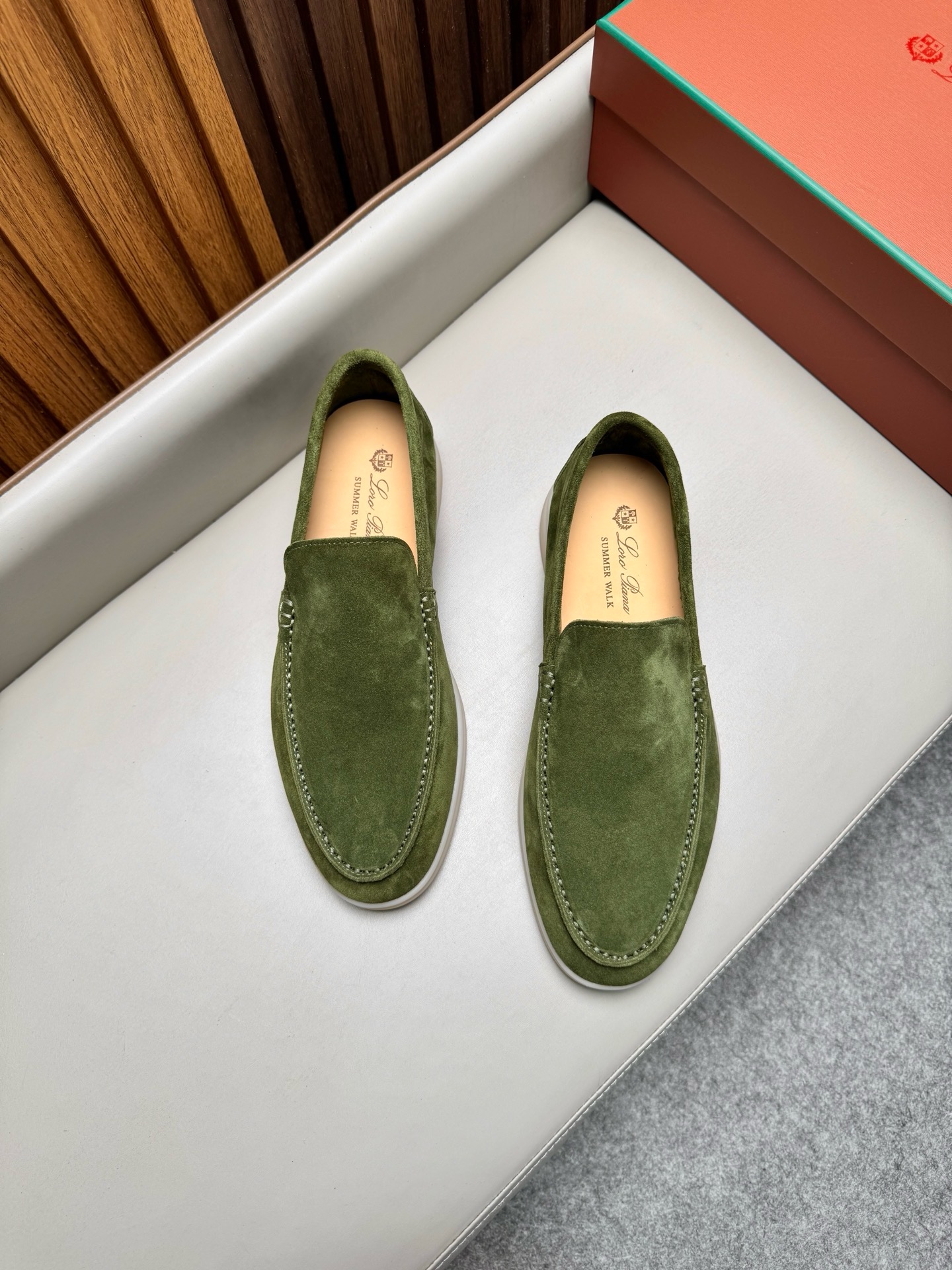 Лоферы унисекс в стиле Loro Piana из натуральной замши зелёного цвета